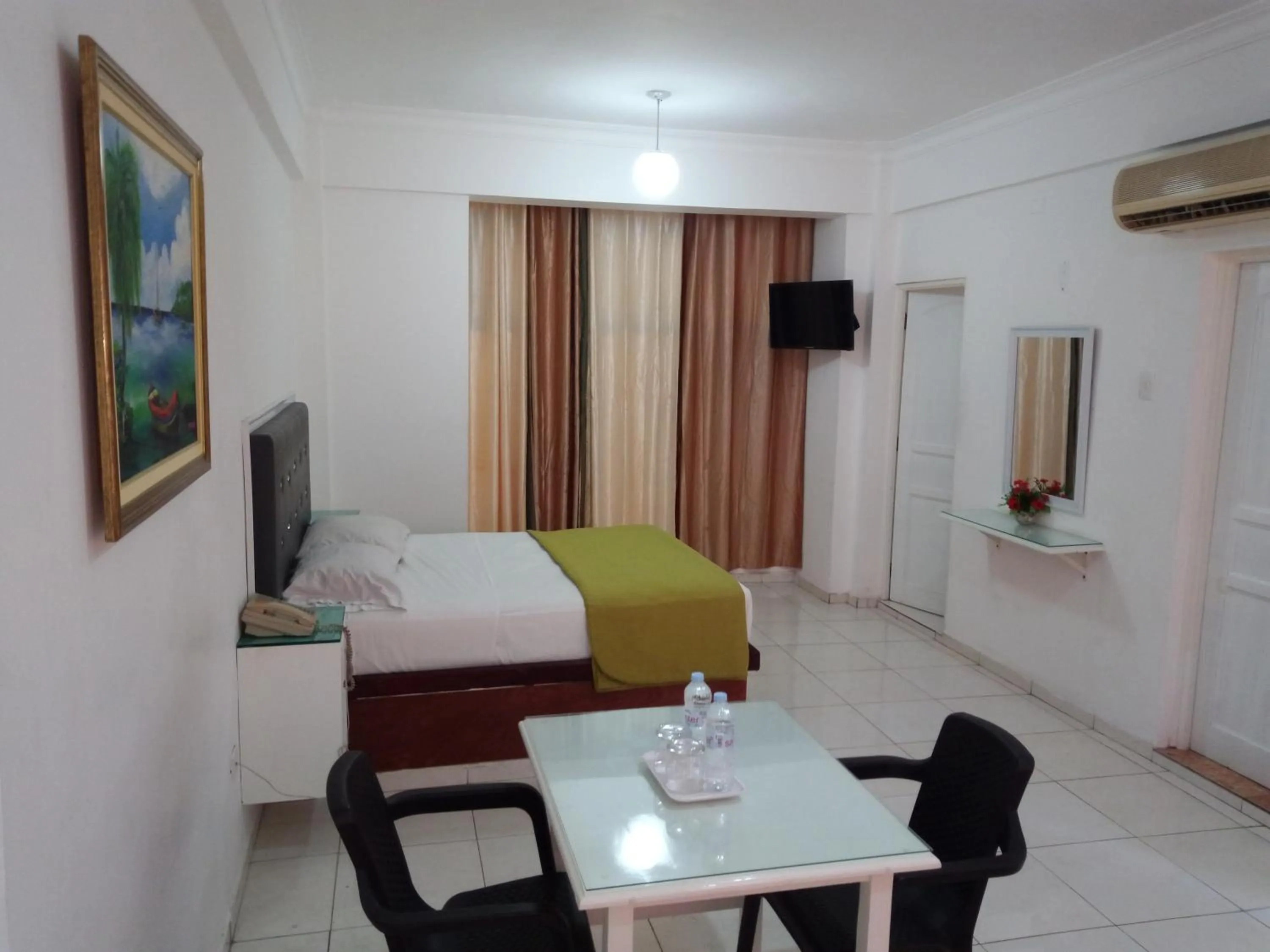 Photo of the whole room, Bed in Royal Palace Hotel