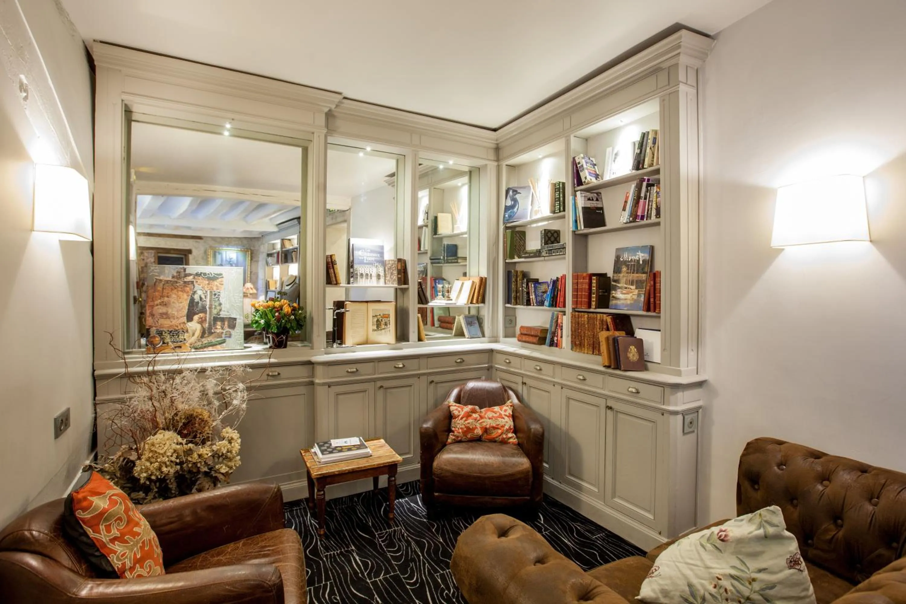 Library in Hotel Bonaparte