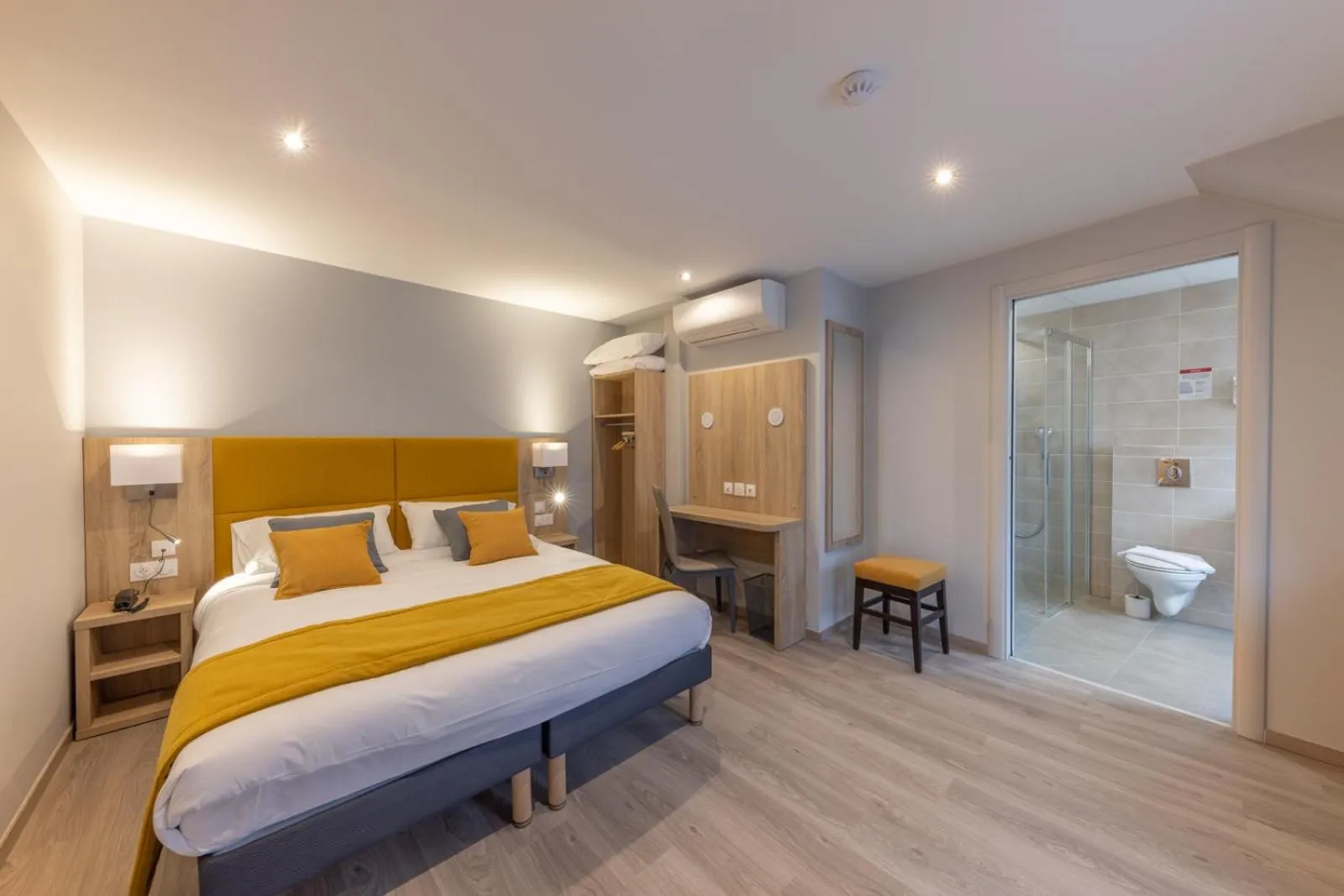 Shower, Bed in Hotel Saint Augustin