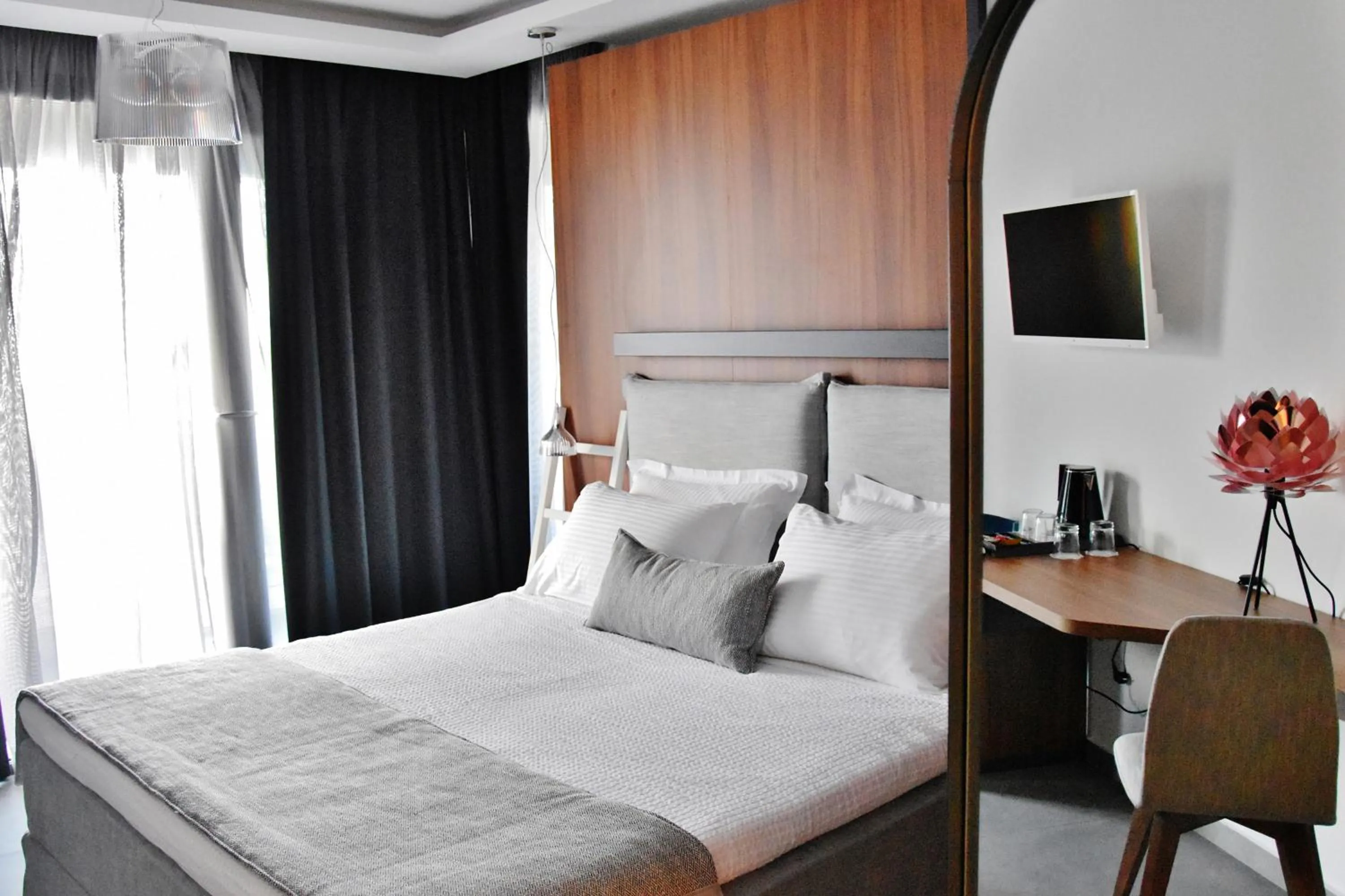 Photo of the whole room, Bed in Alexander Inn