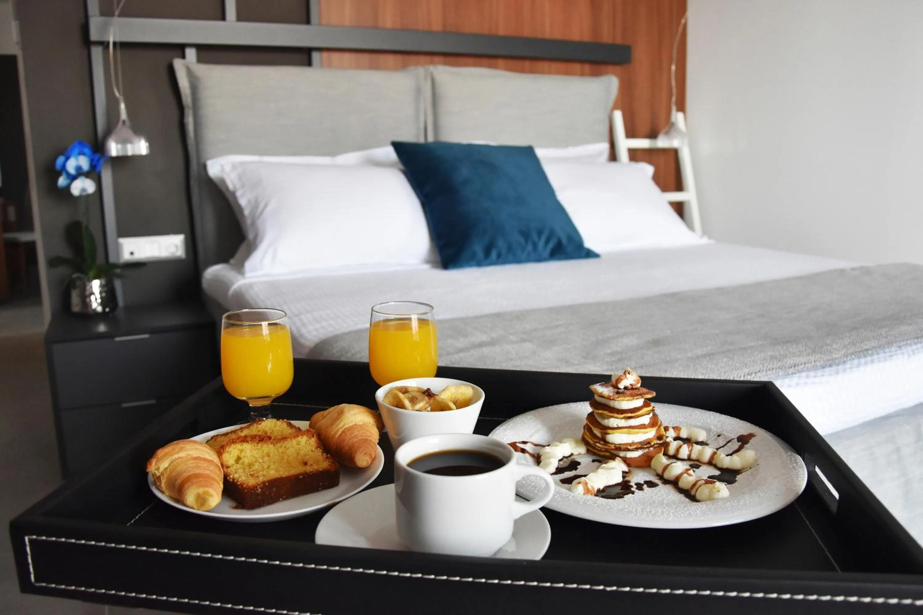 Photo of the whole room, Bed in Alexander Inn