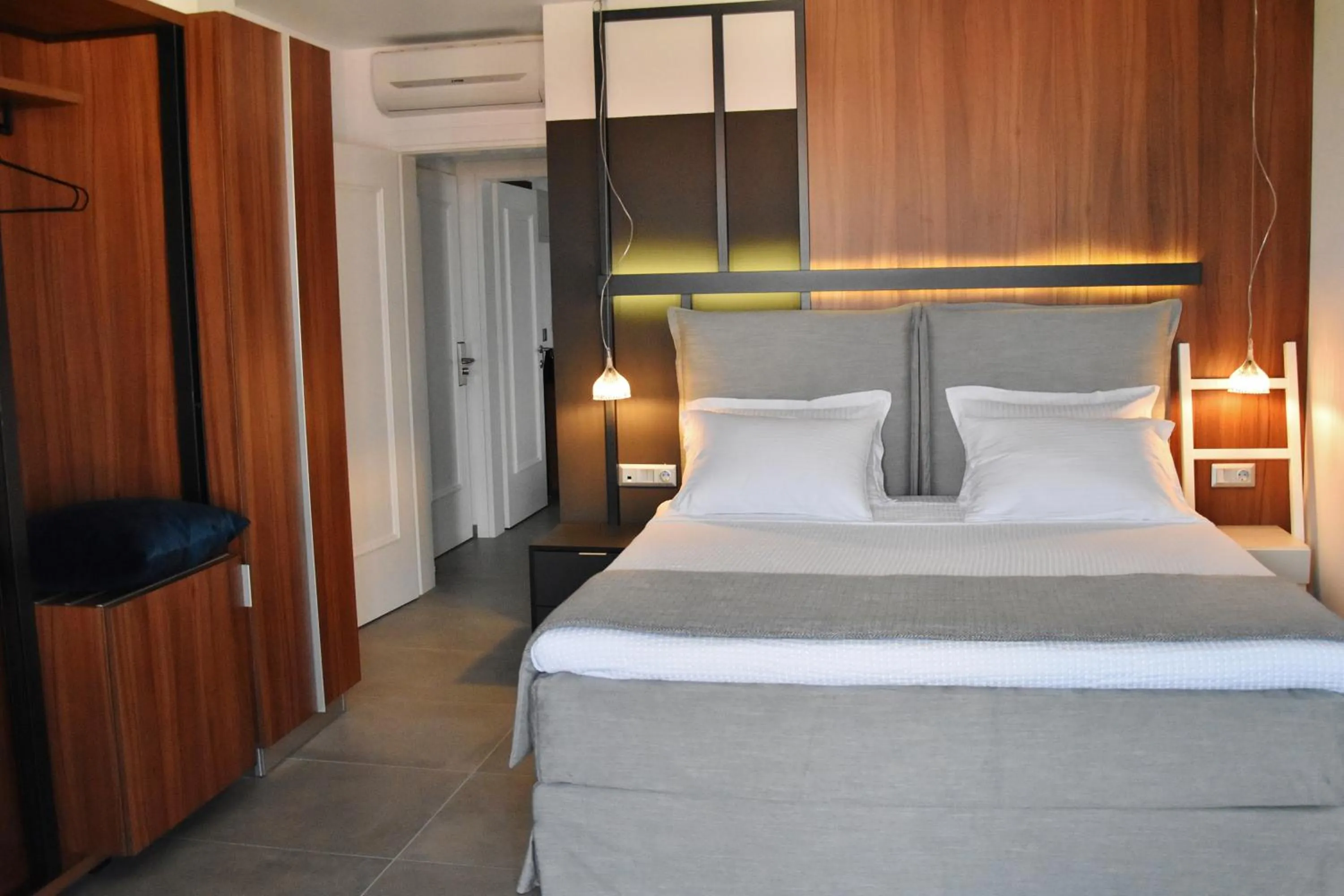 Photo of the whole room, Bed in Alexander Inn