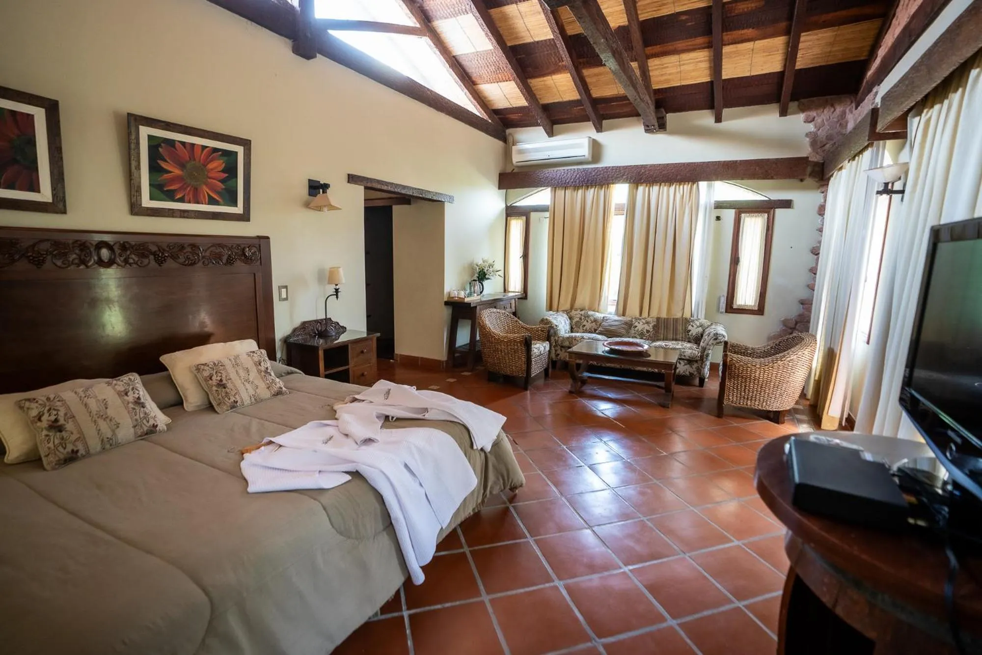 Bed in La Casa De La Bodega - Wine Boutique Hotel