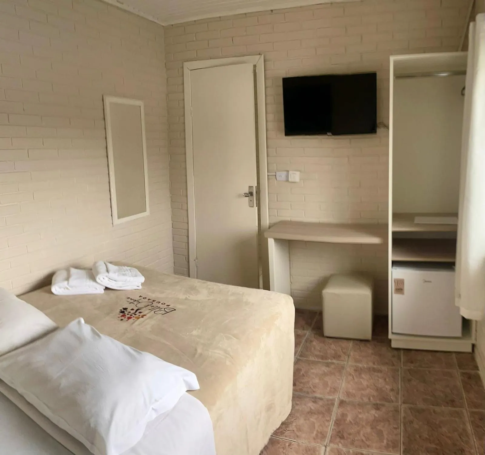 Photo of the whole room, Bed in Pousada Bello Outono