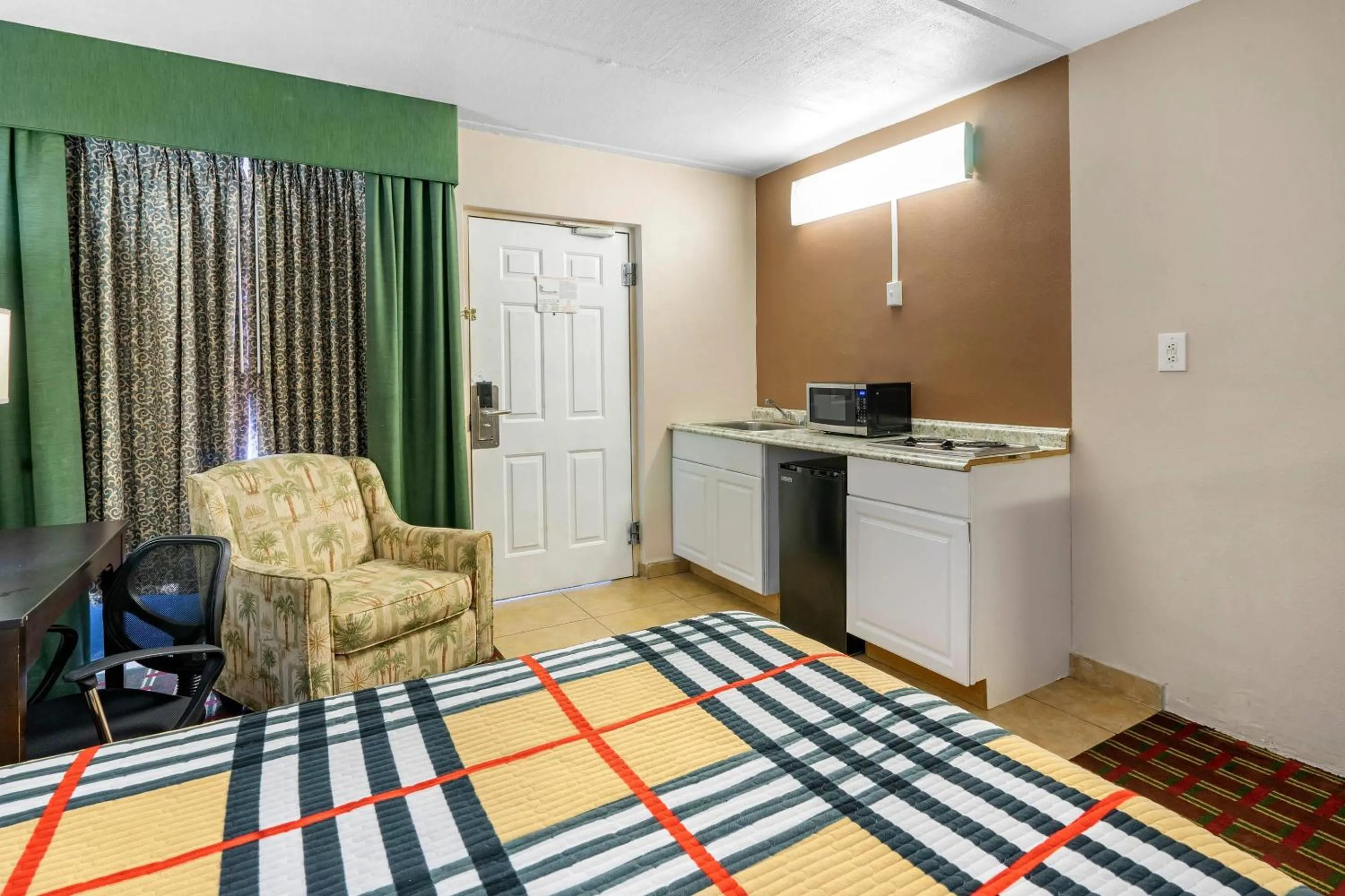 Bedroom in Rodeway Inn Clearwater-Dunedin