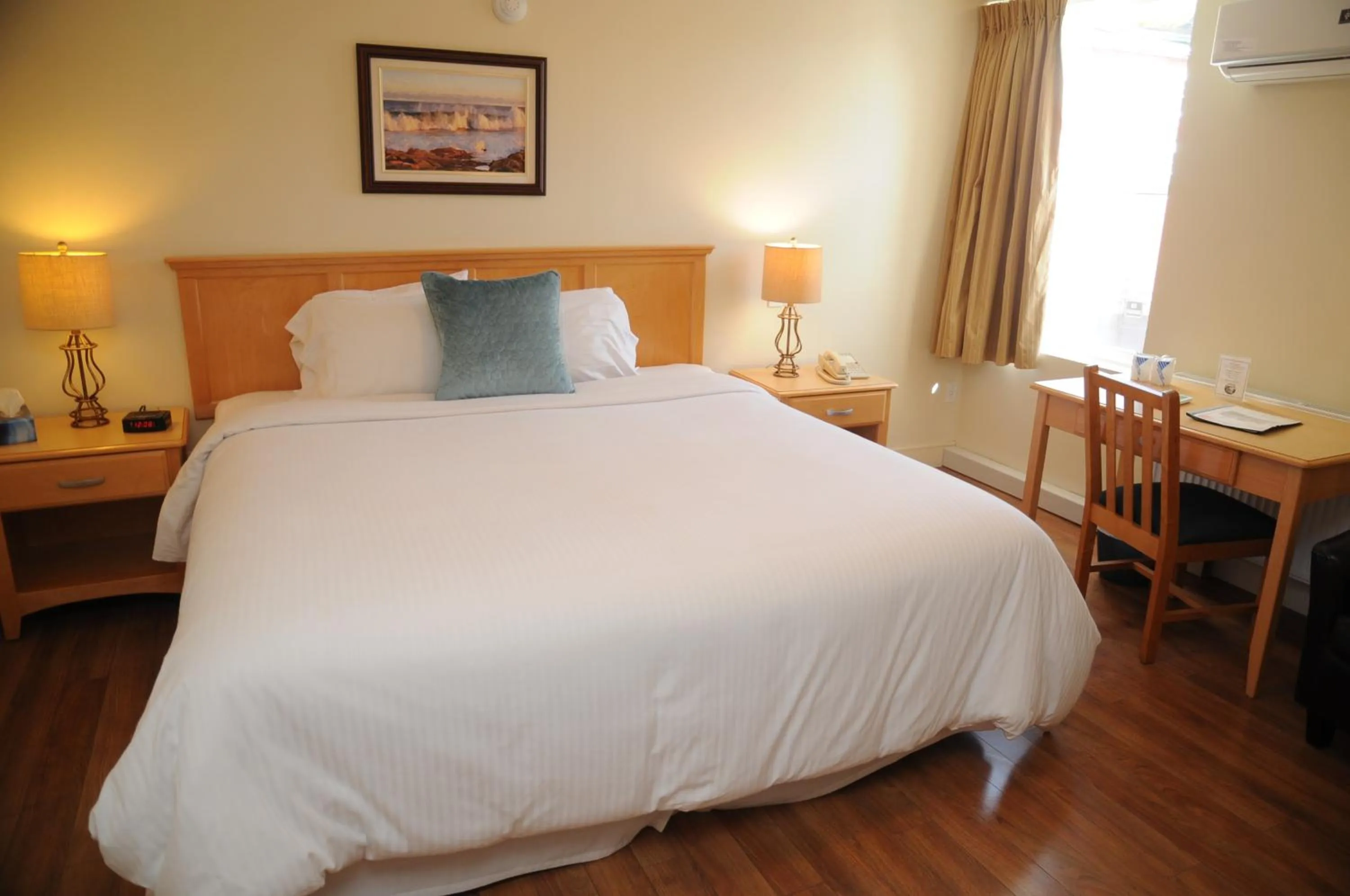 Bed in Smugglers Cove Inn