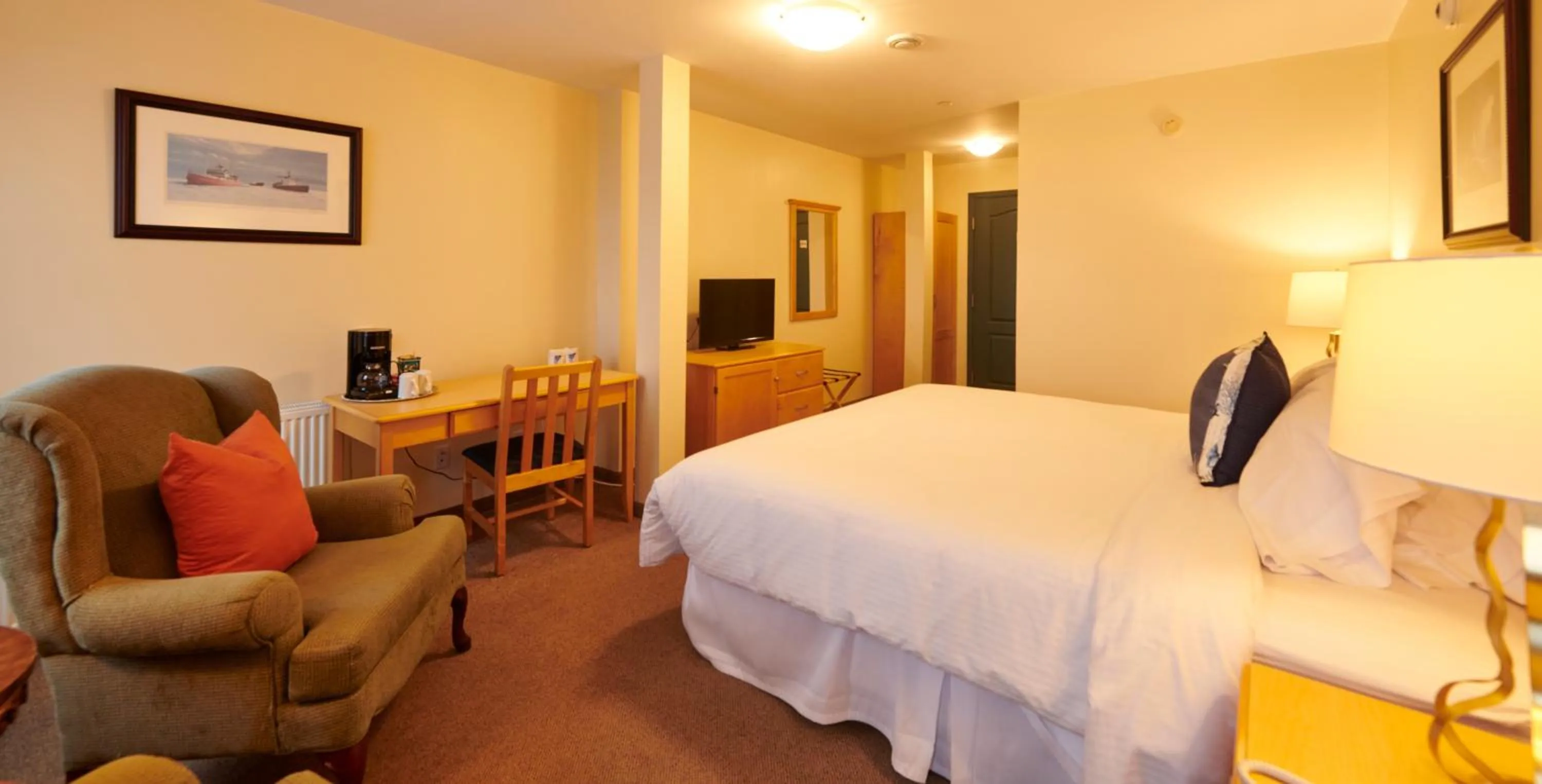 Photo of the whole room, Bed in Smugglers Cove Inn