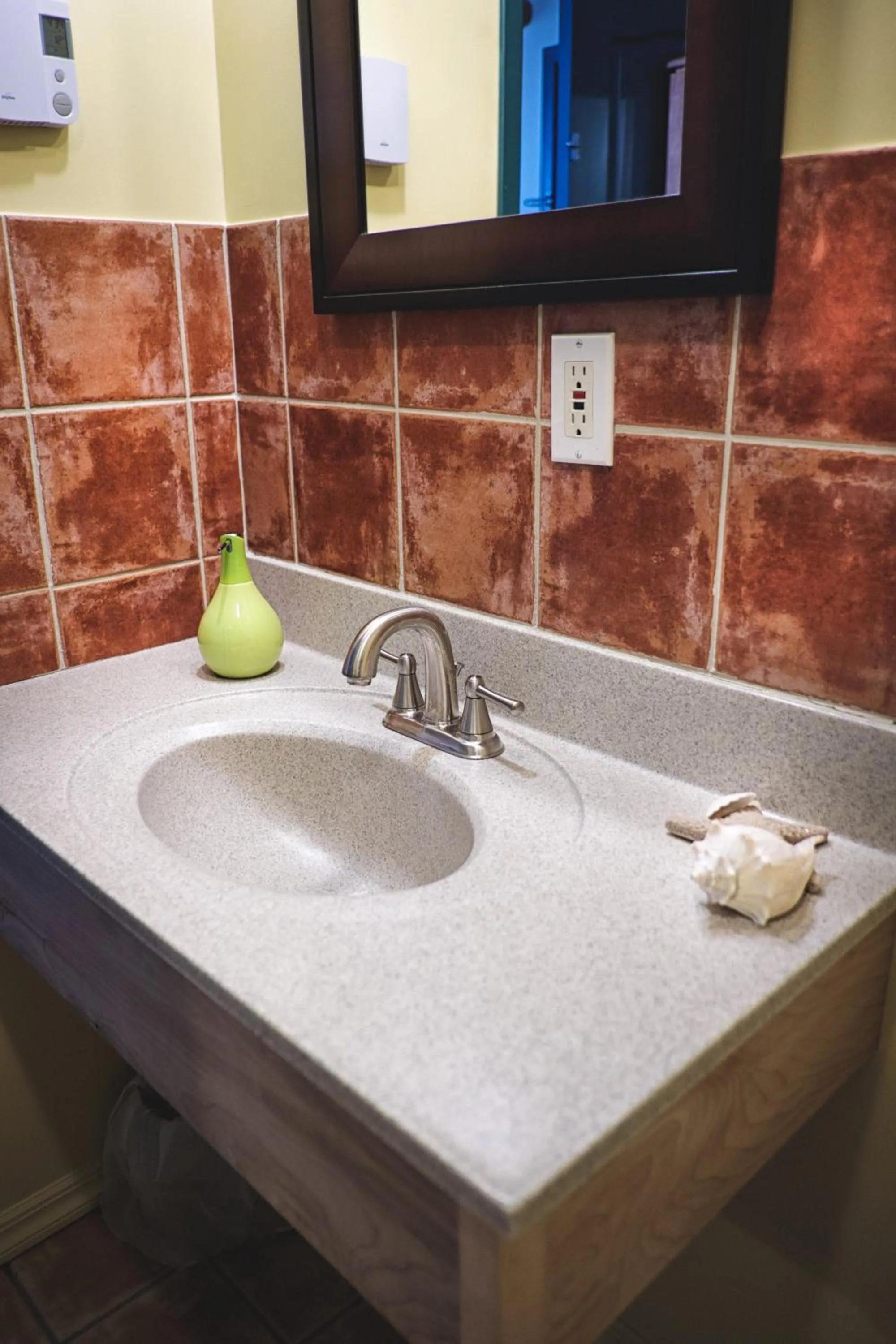 Bathroom in Smugglers Cove Inn