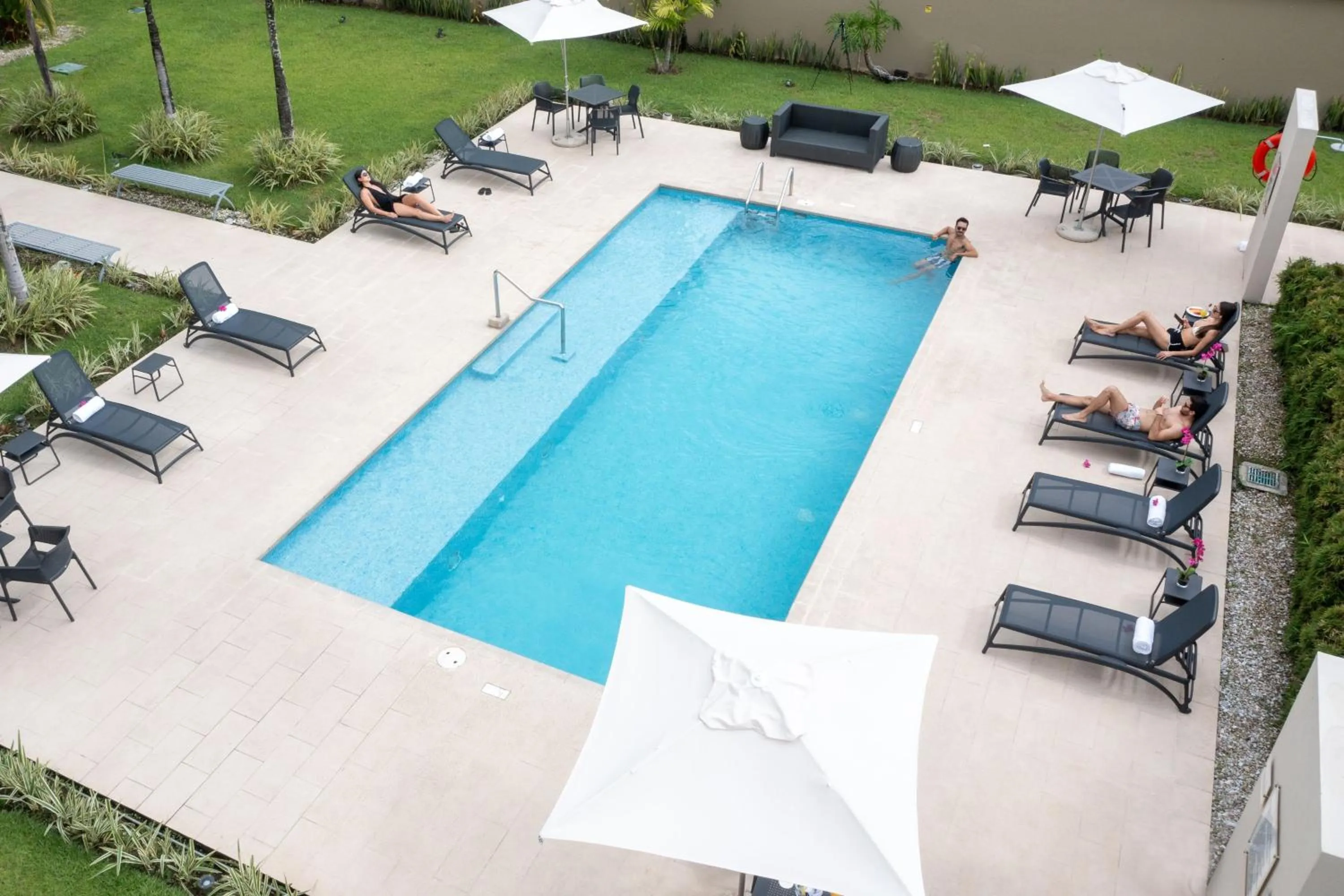 Swimming pool in Courtyard by Marriott Panama Metromall