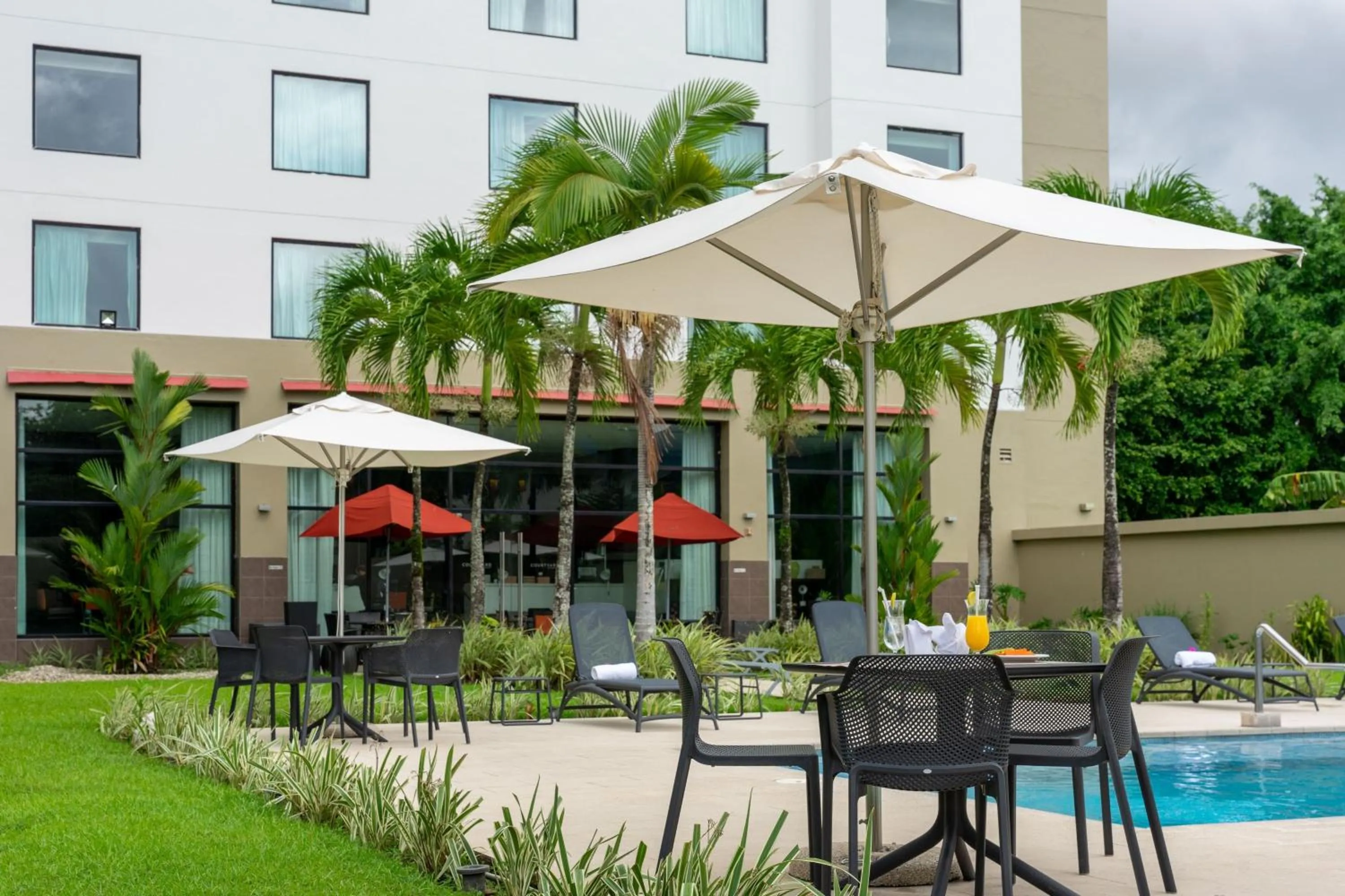 Swimming pool in Courtyard by Marriott Panama Metromall