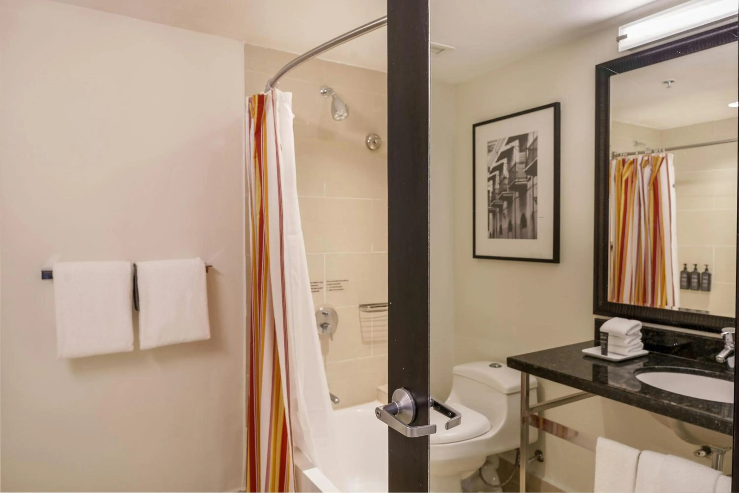 Photo of the whole room in Courtyard by Marriott Panama Metromall