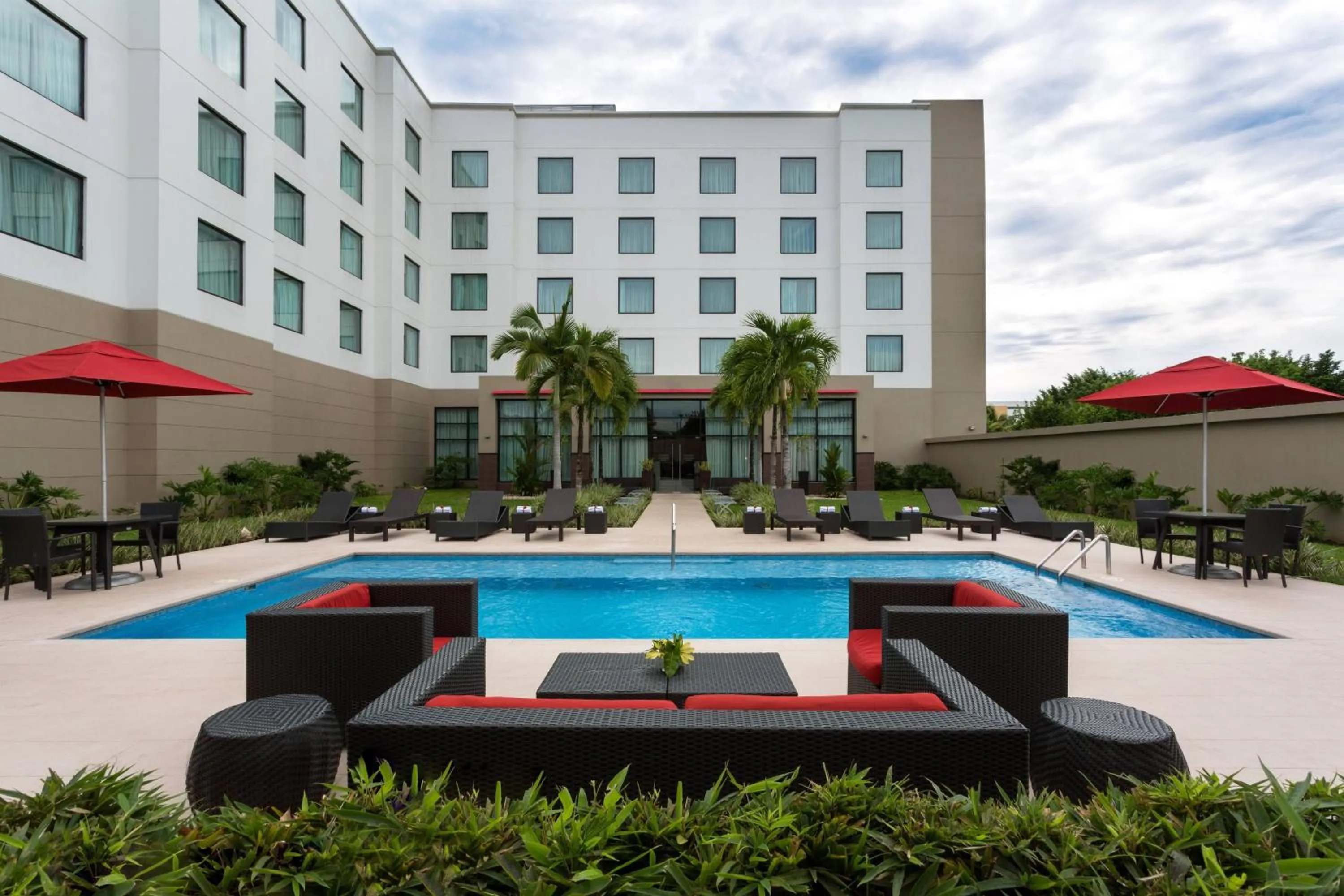 Swimming pool in Courtyard by Marriott Panama Metromall
