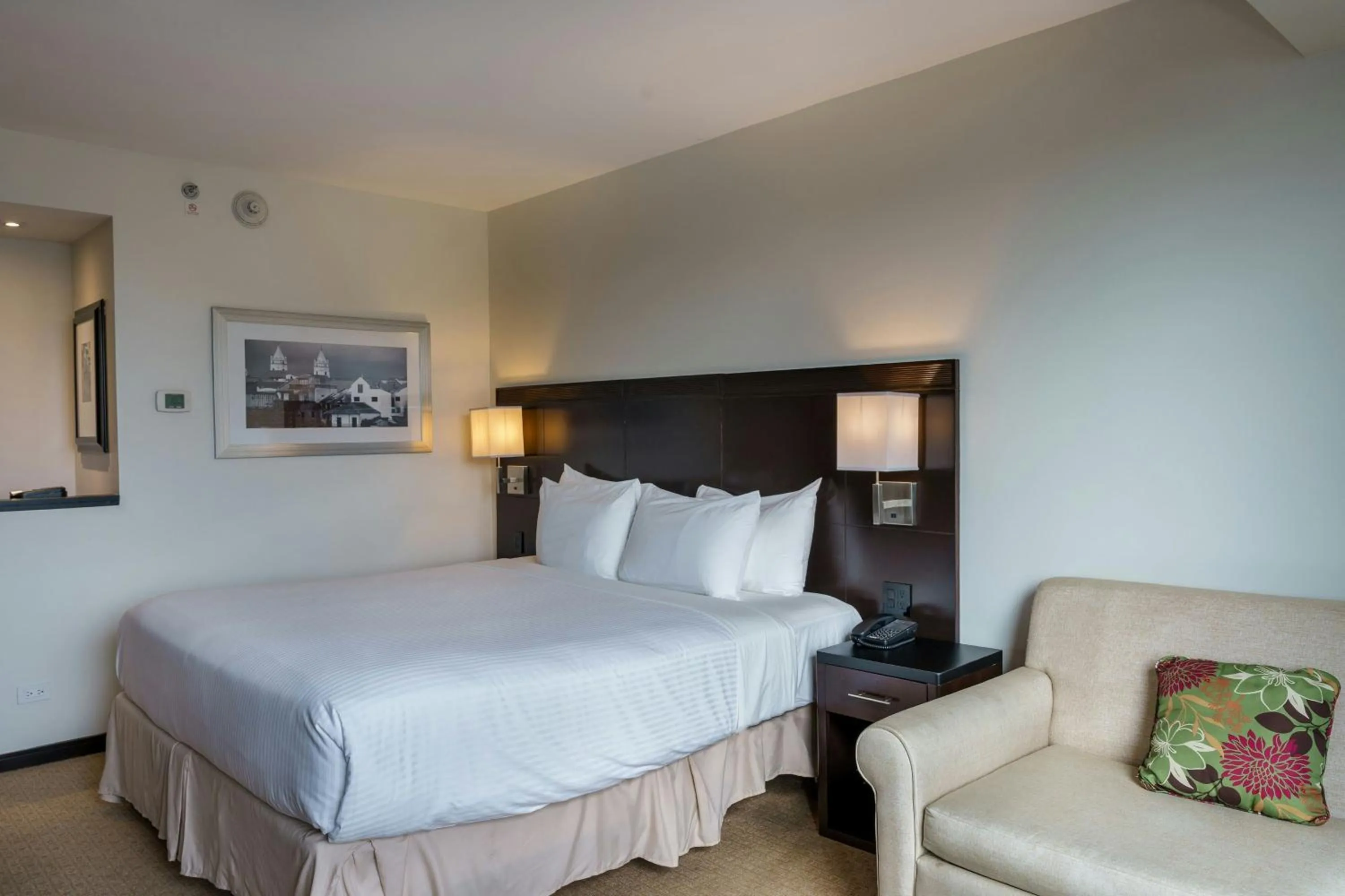 Photo of the whole room, Bed in Courtyard by Marriott Panama Metromall