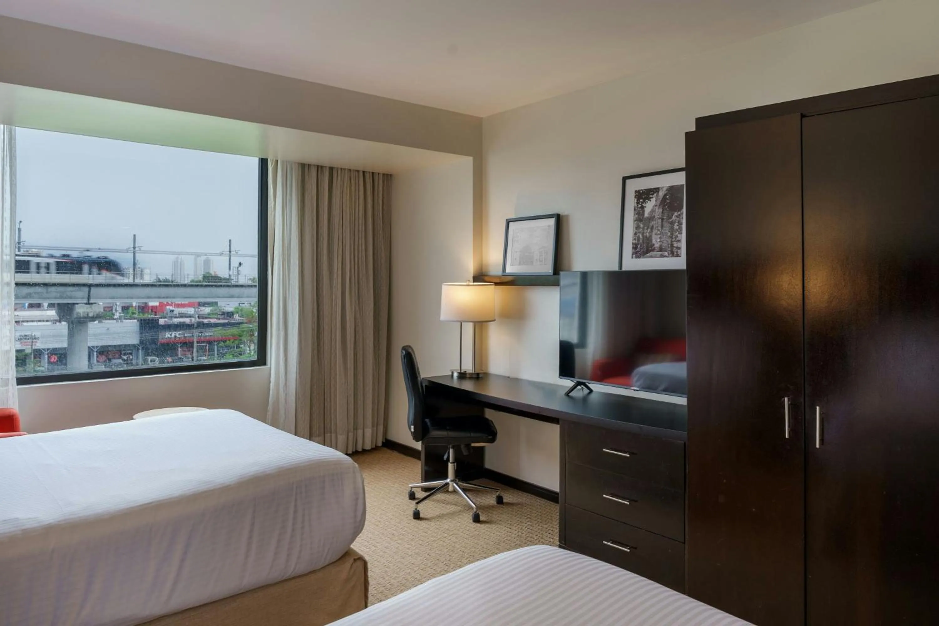 Photo of the whole room, Bed in Courtyard by Marriott Panama Metromall