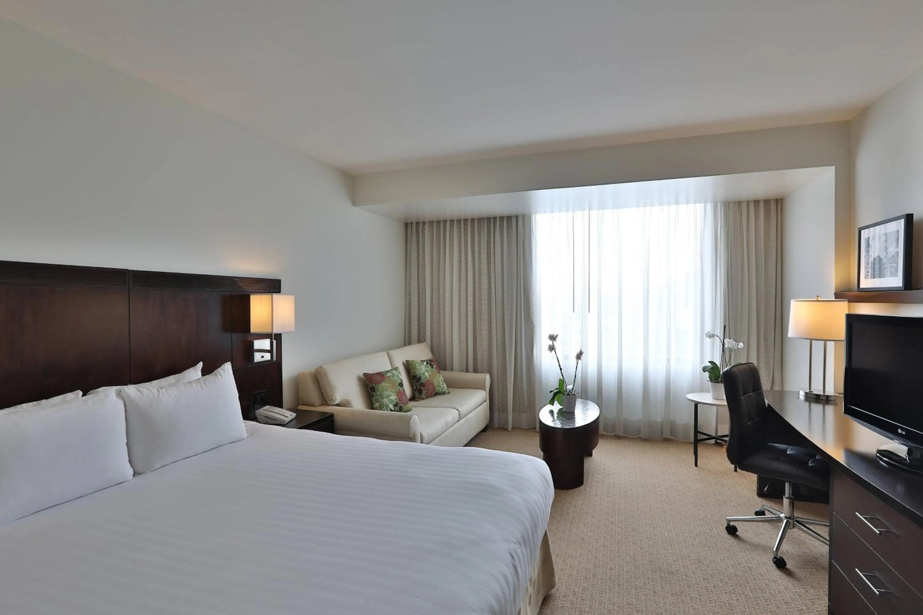 Photo of the whole room, Bed in Courtyard by Marriott Panama Metromall
