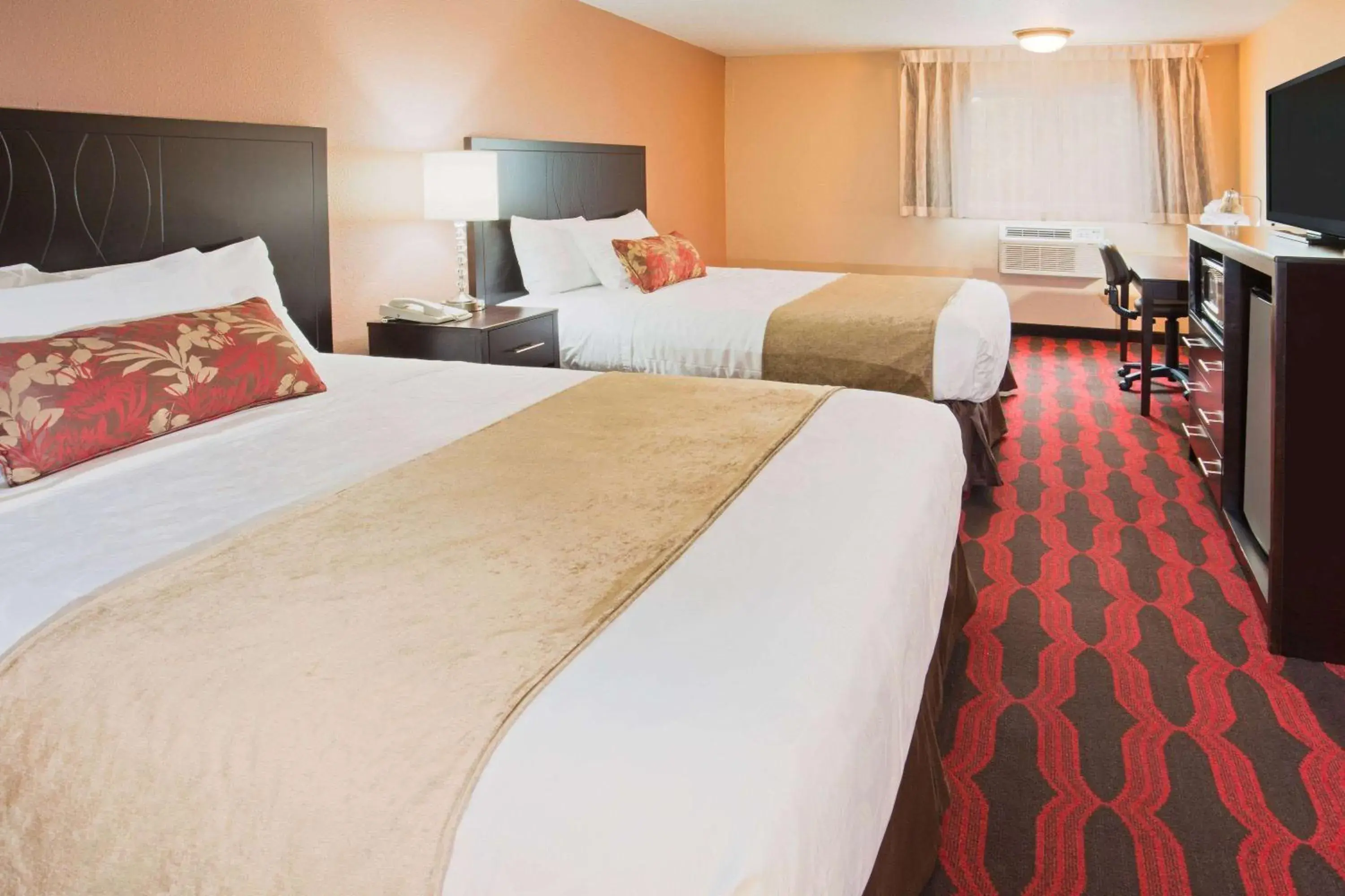 Photo of the whole room, Bed in Travelodge by Wyndham East Portland/Gresham Photo of the whole room, Bed in Travelodge by Wyndham East Portland/Gresham