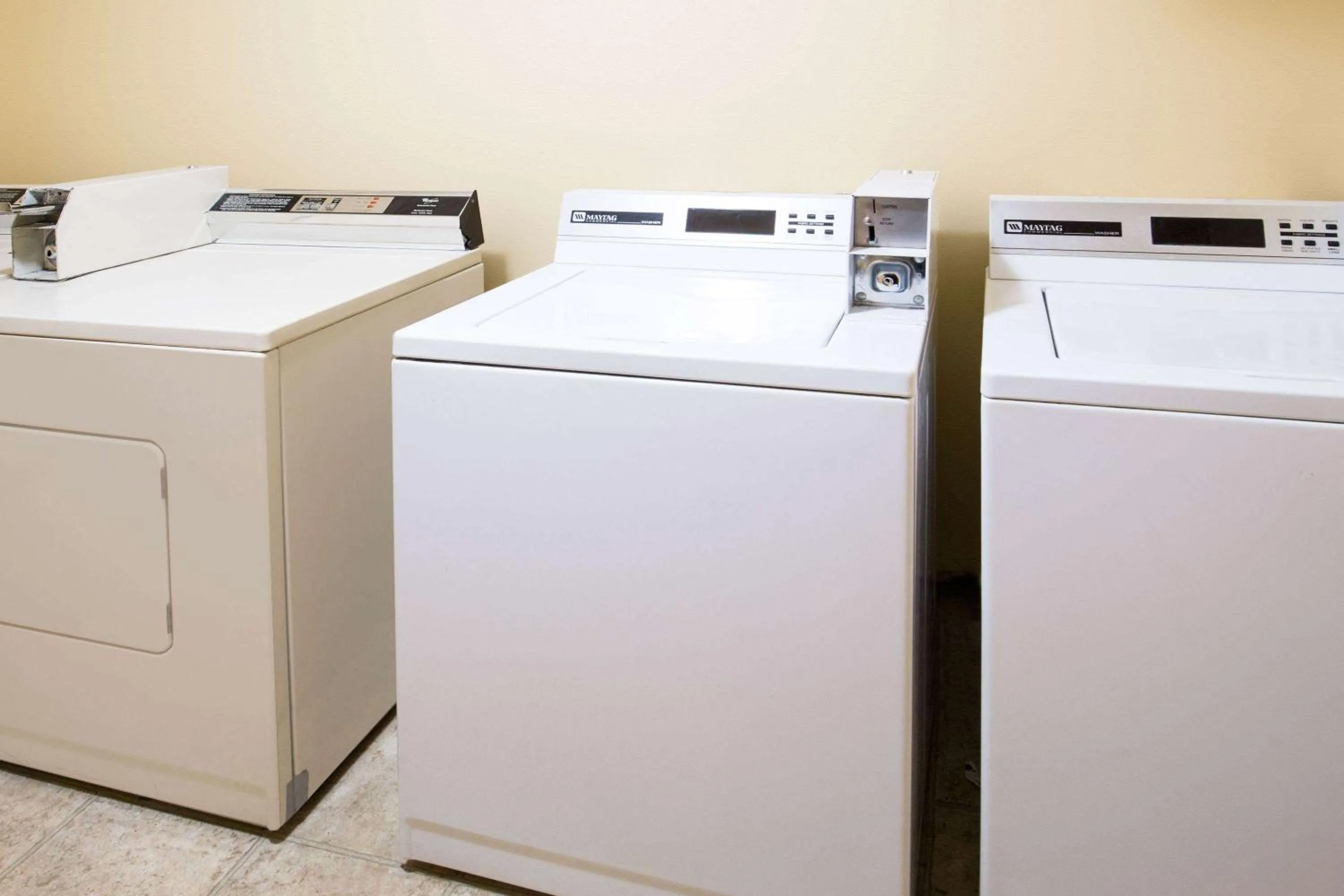 Kitchen or kitchenette in Travelodge by Wyndham East Portland/Gresham