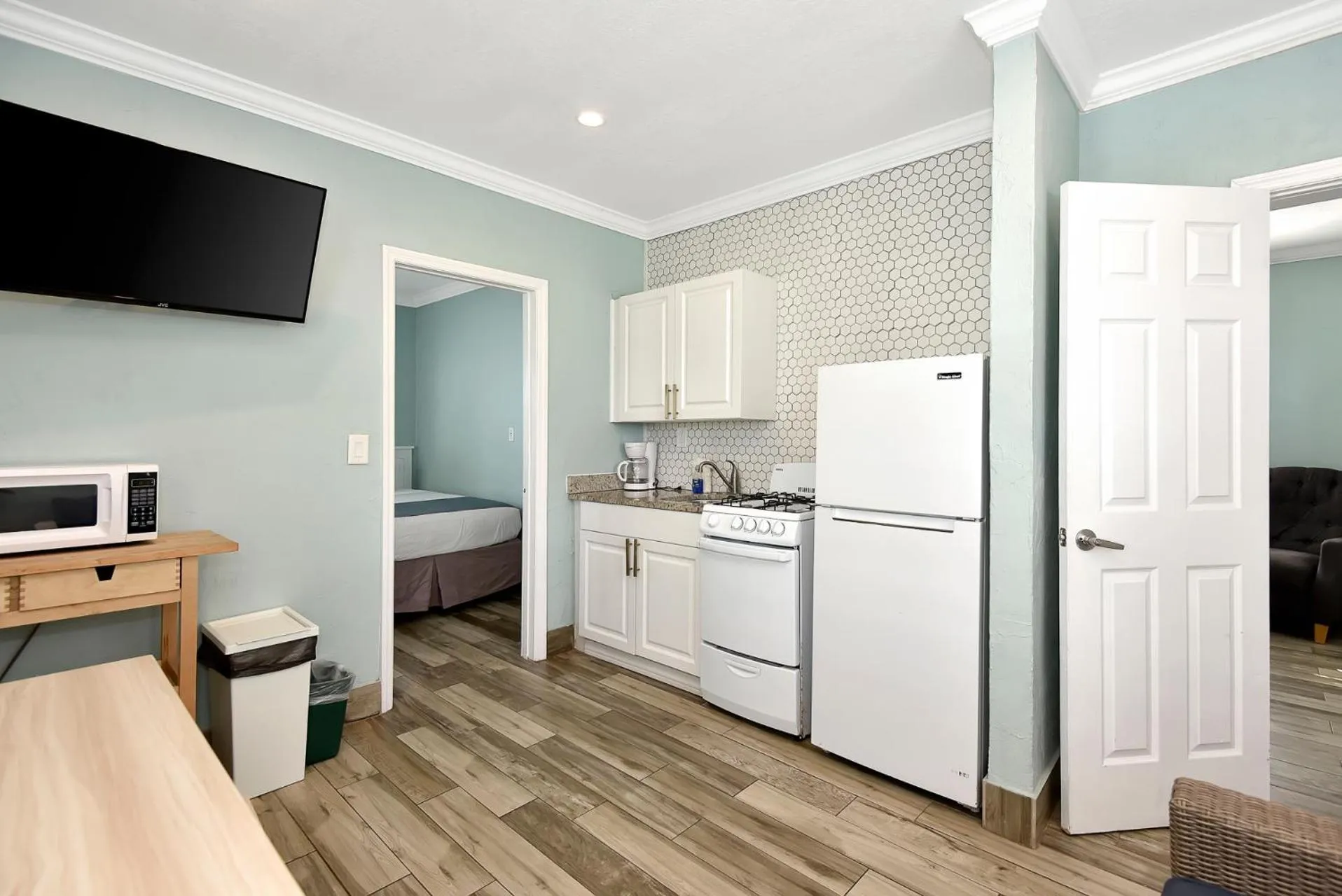 Shoreline Suites & Cabana Cottages – Beachfront