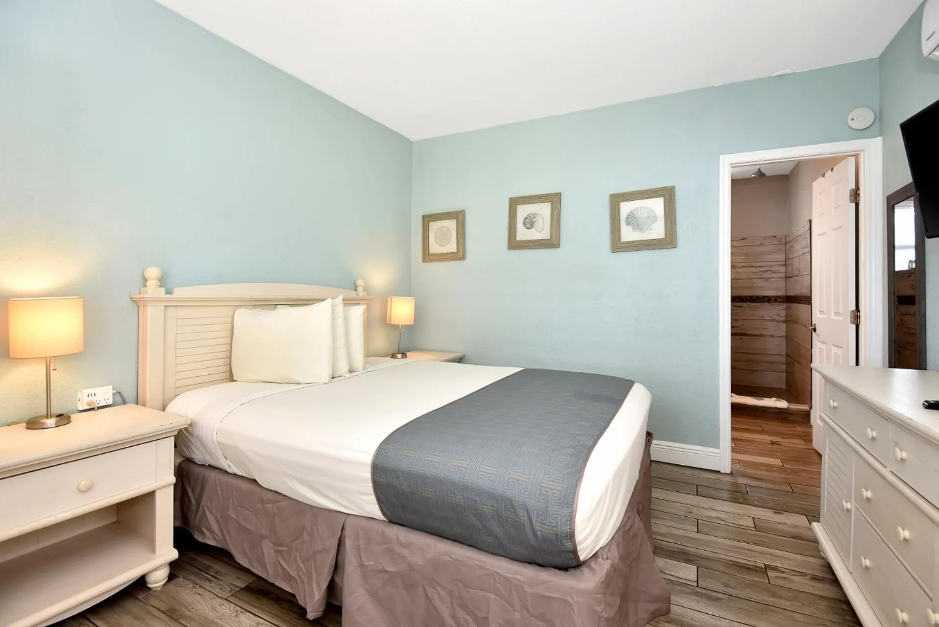 Bed in Shoreline Suites & Cabana Cottages – Beachfront