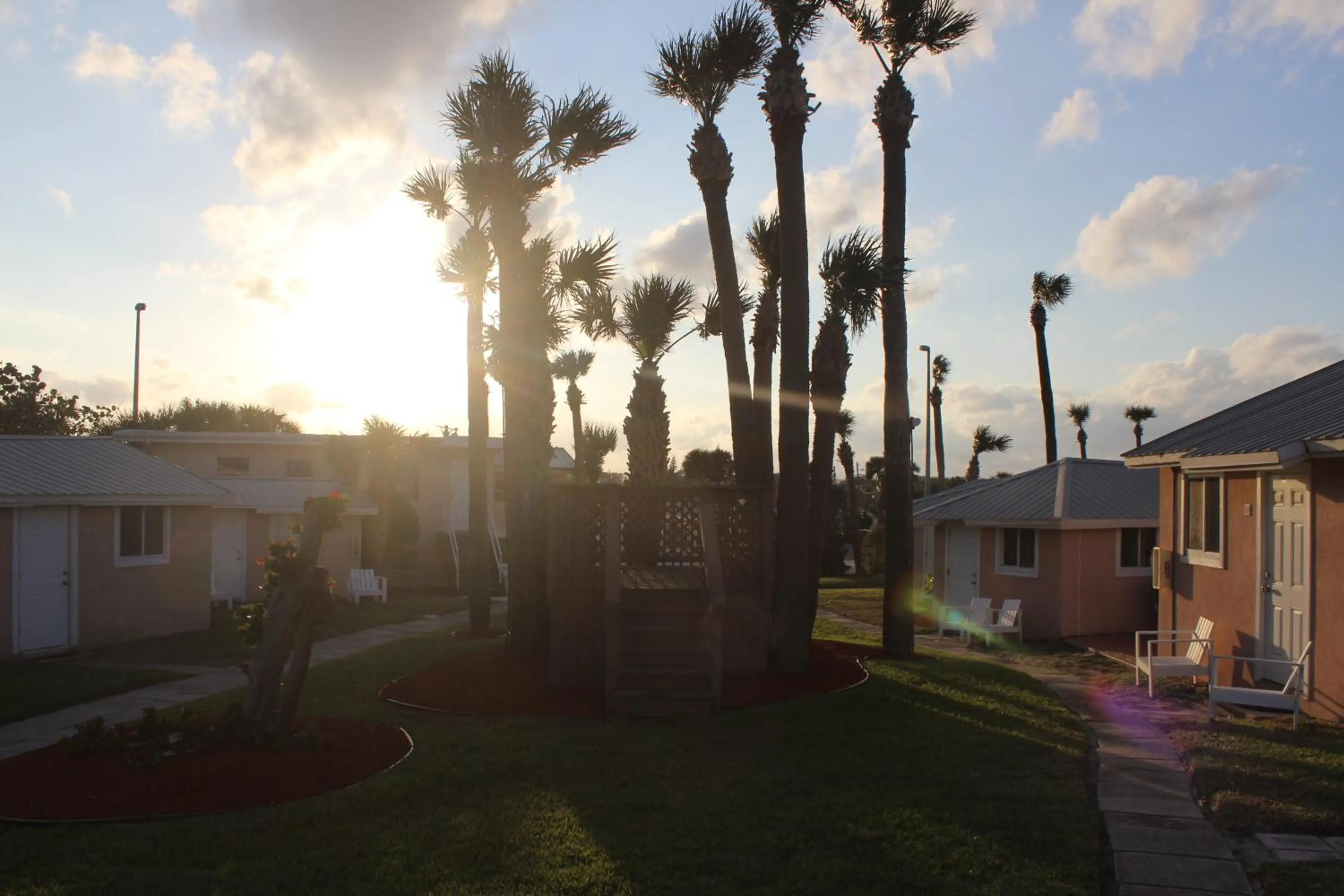 Property building in Shoreline Suites & Cabana Cottages – Beachfront