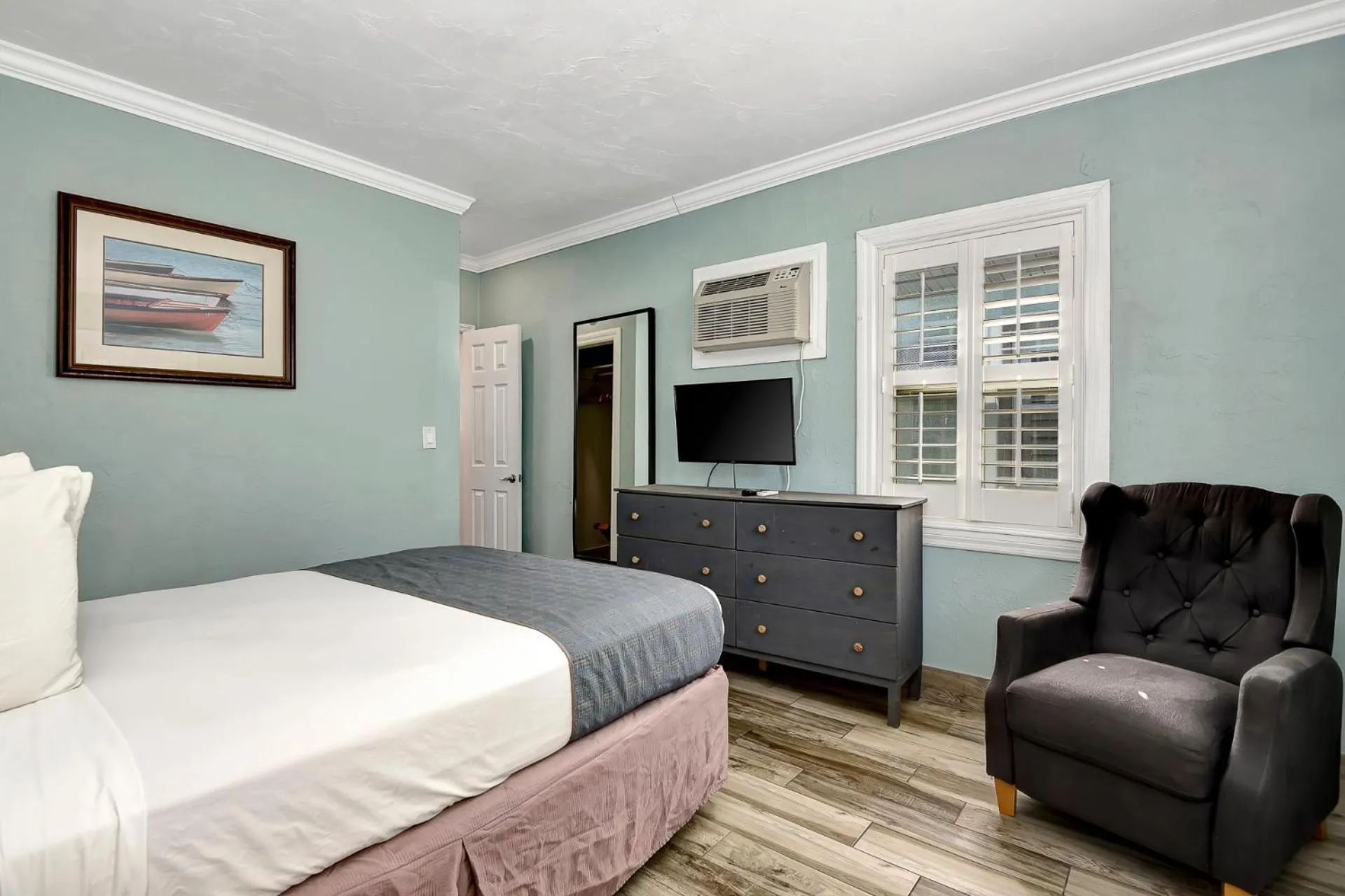Bed in Shoreline Suites & Cabana Cottages – Beachfront