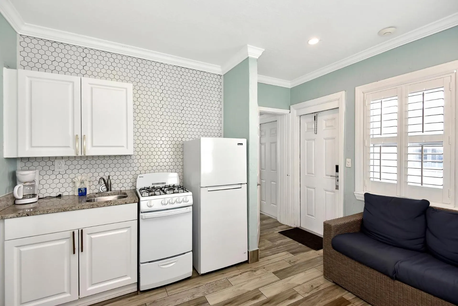 Shoreline Suites & Cabana Cottages – Beachfront