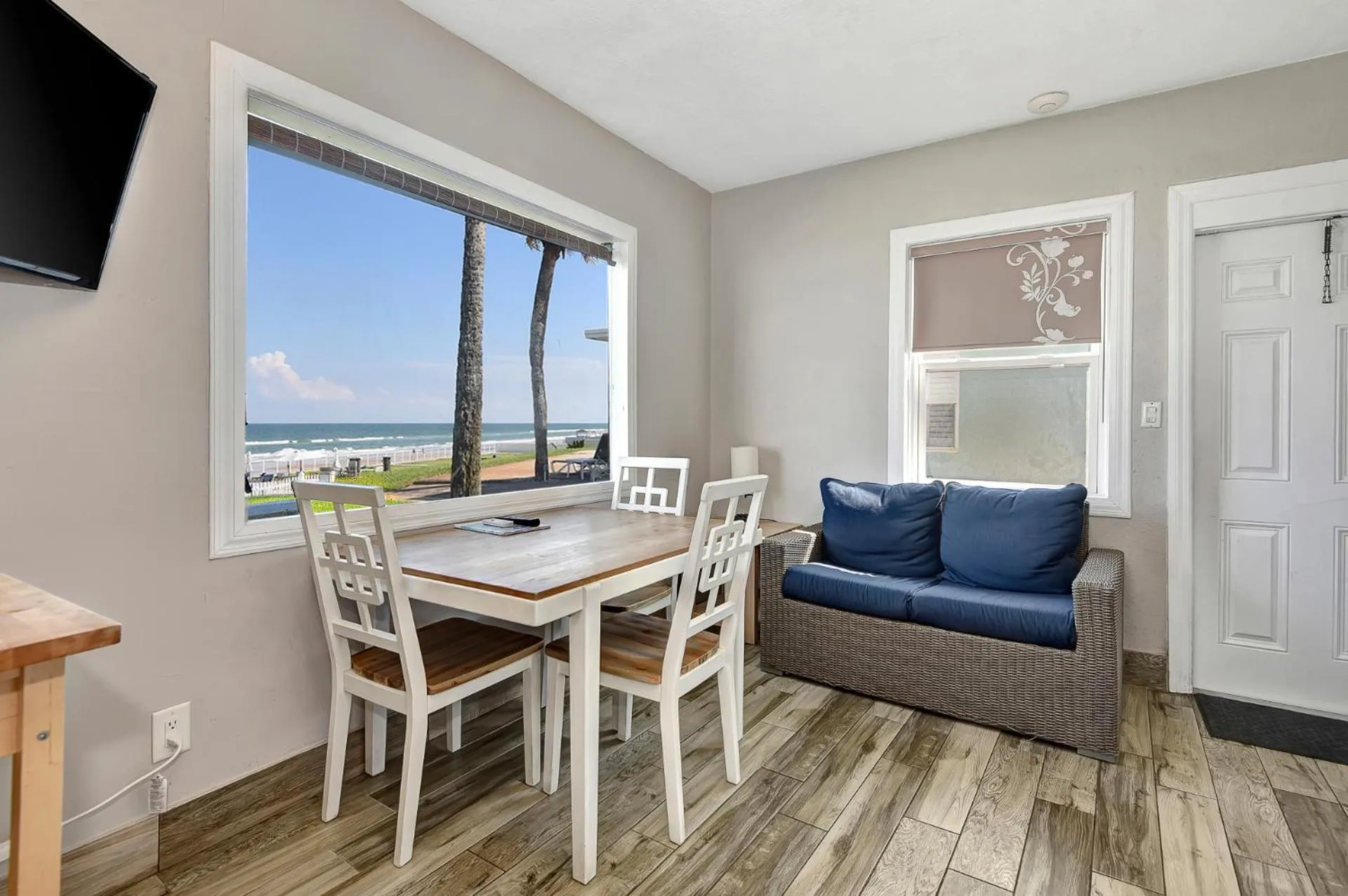TV and multimedia in Shoreline Suites & Cabana Cottages – Beachfront