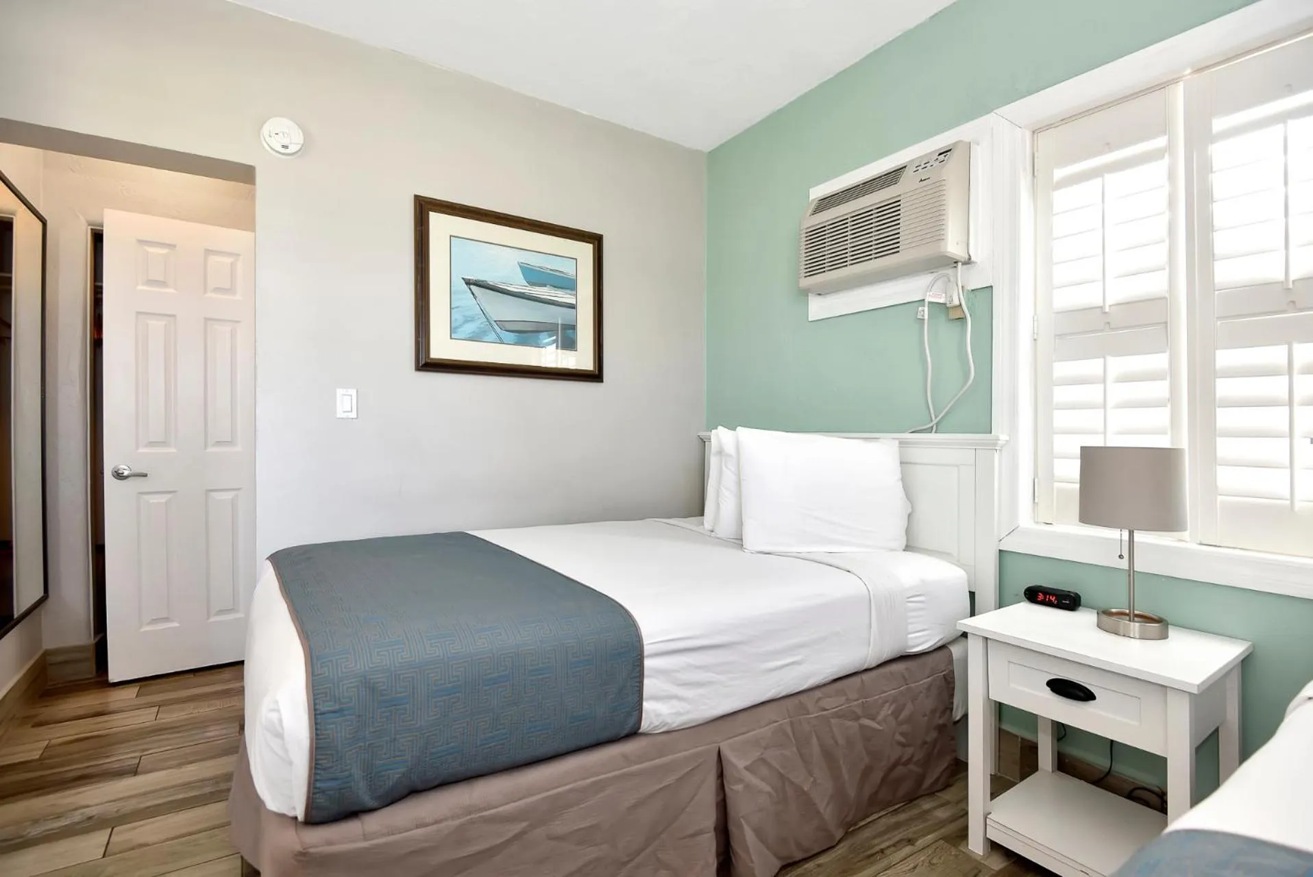 Bed in Shoreline Suites & Cabana Cottages – Beachfront