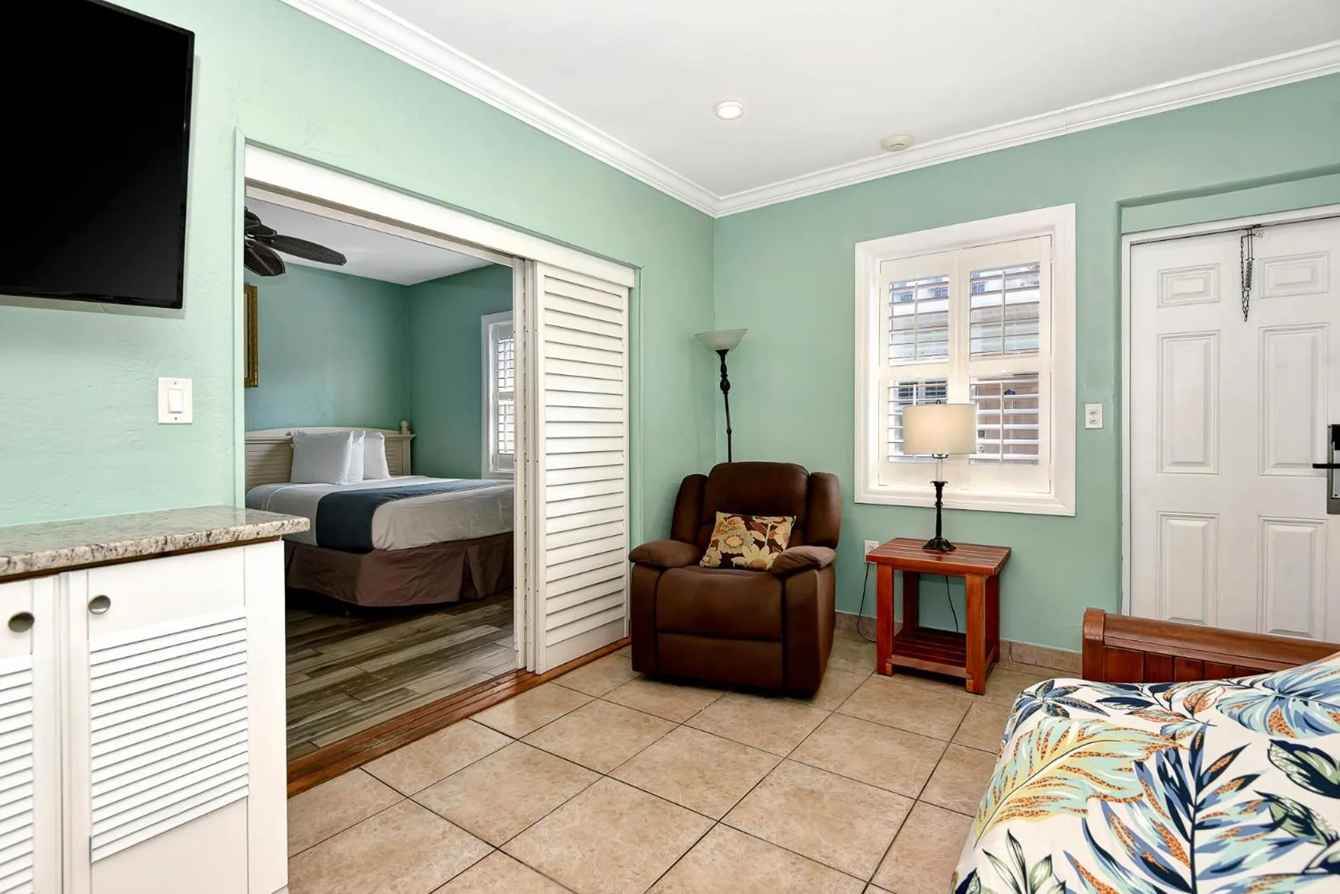 Shoreline Suites & Cabana Cottages – Beachfront