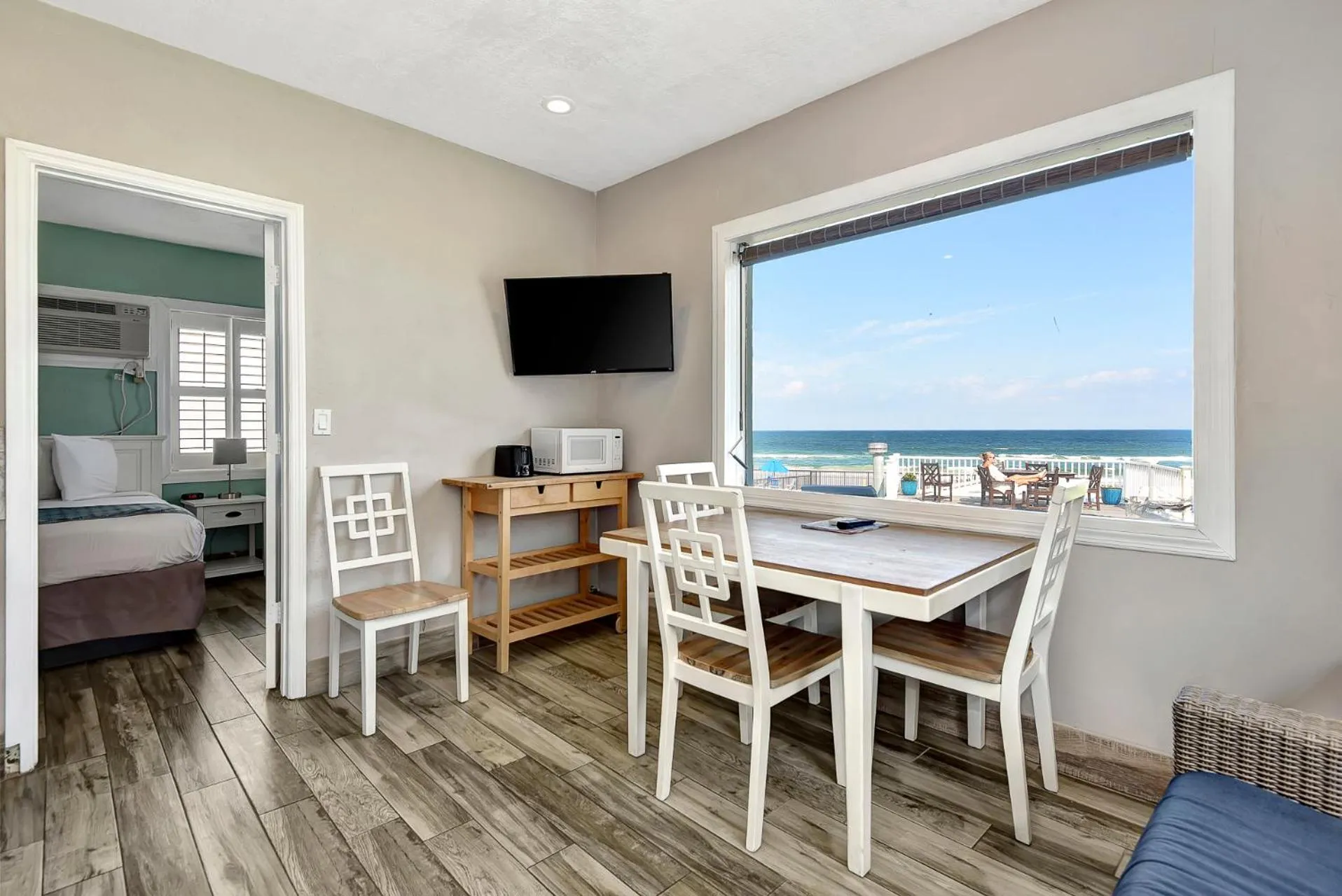 Shoreline Suites & Cabana Cottages – Beachfront