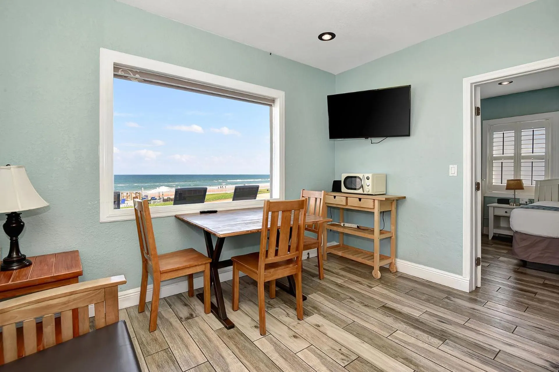 Shoreline Suites & Cabana Cottages – Beachfront