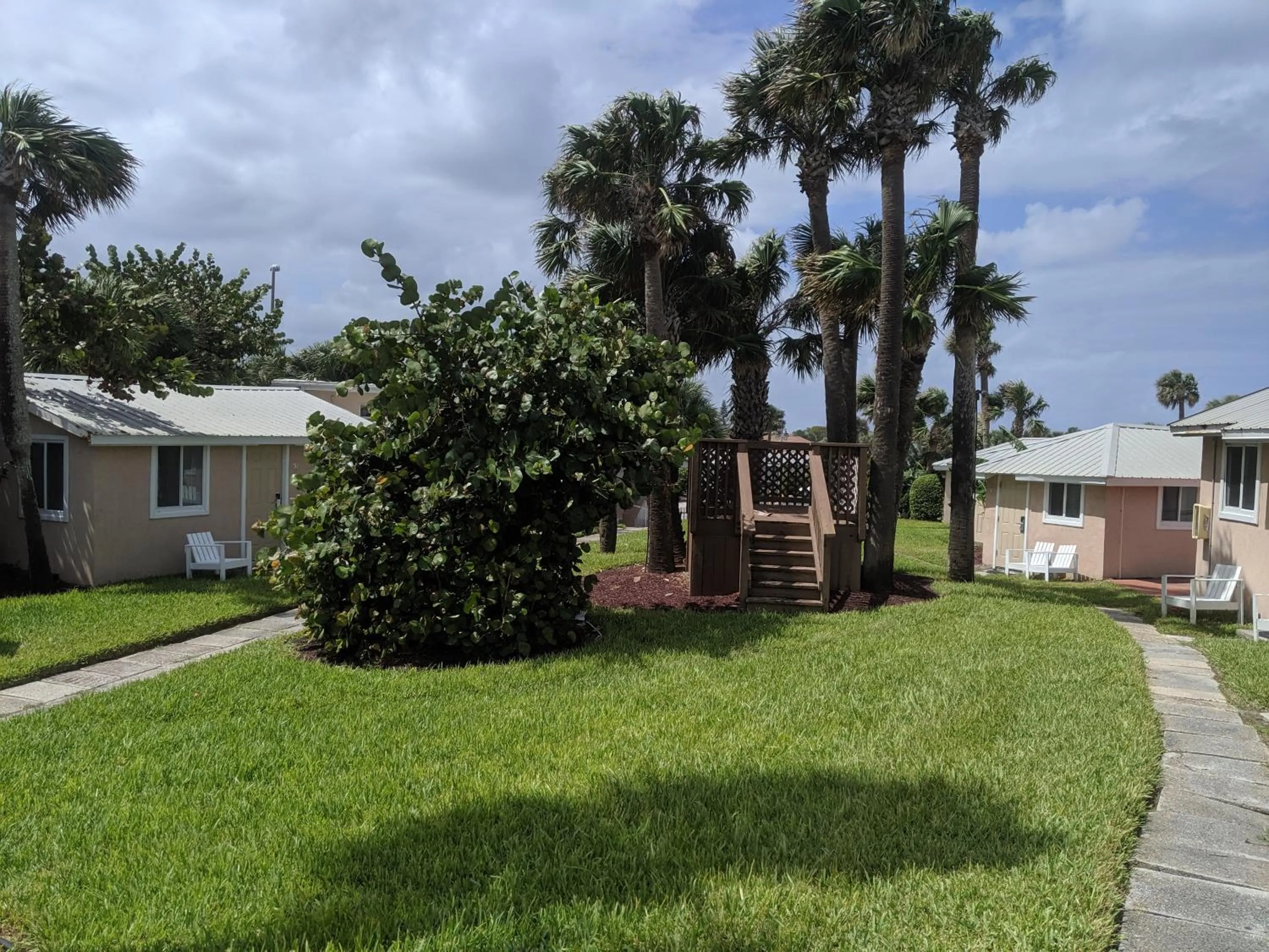 Property building in Shoreline Suites & Cabana Cottages – Beachfront