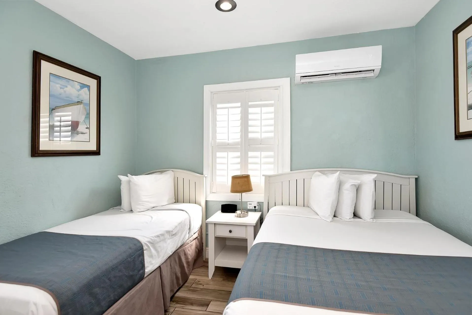 Bedroom, Bed in Shoreline Suites & Cabana Cottages – Beachfront