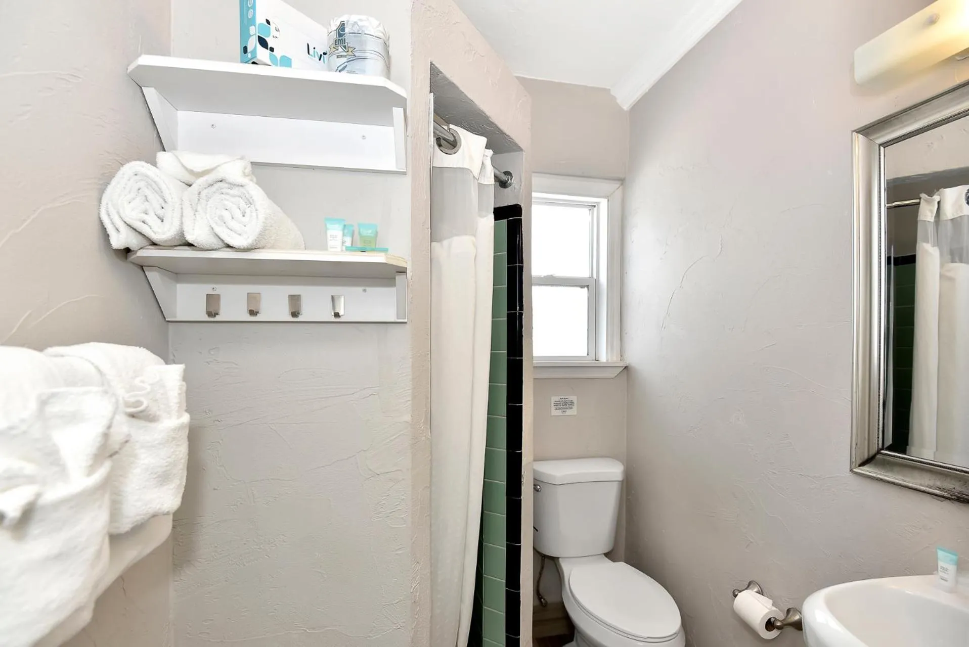 Shoreline Suites & Cabana Cottages – Beachfront