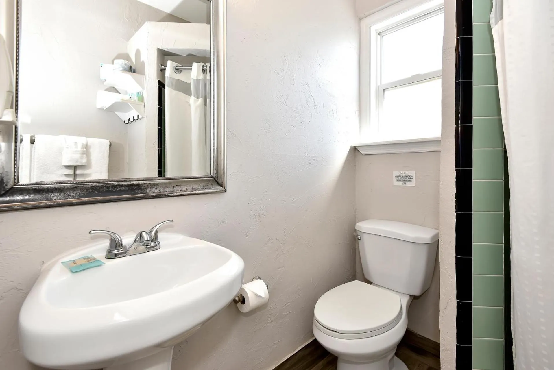 Shoreline Suites & Cabana Cottages – Beachfront