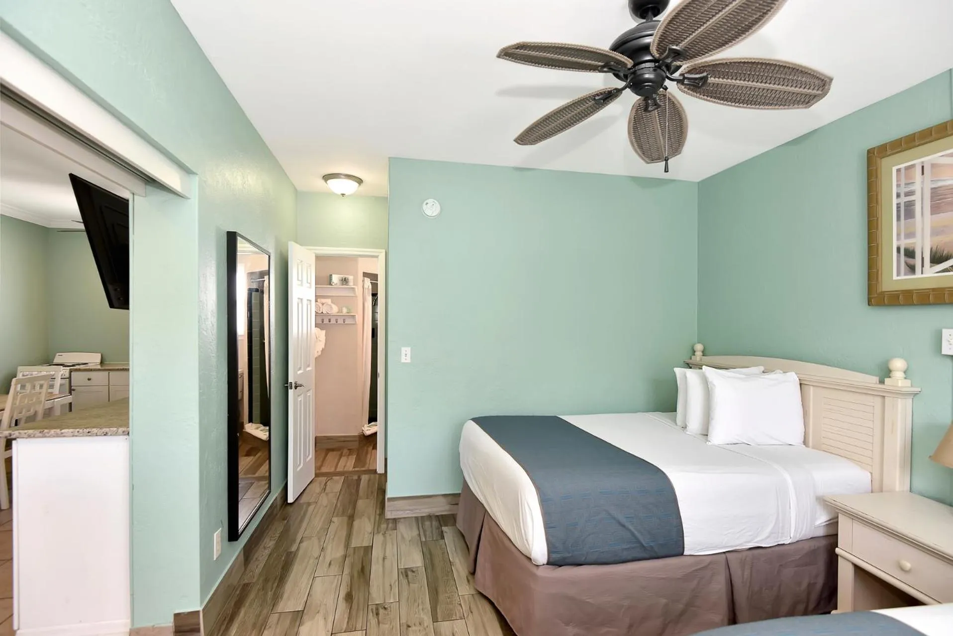 Bed in Shoreline Suites & Cabana Cottages – Beachfront