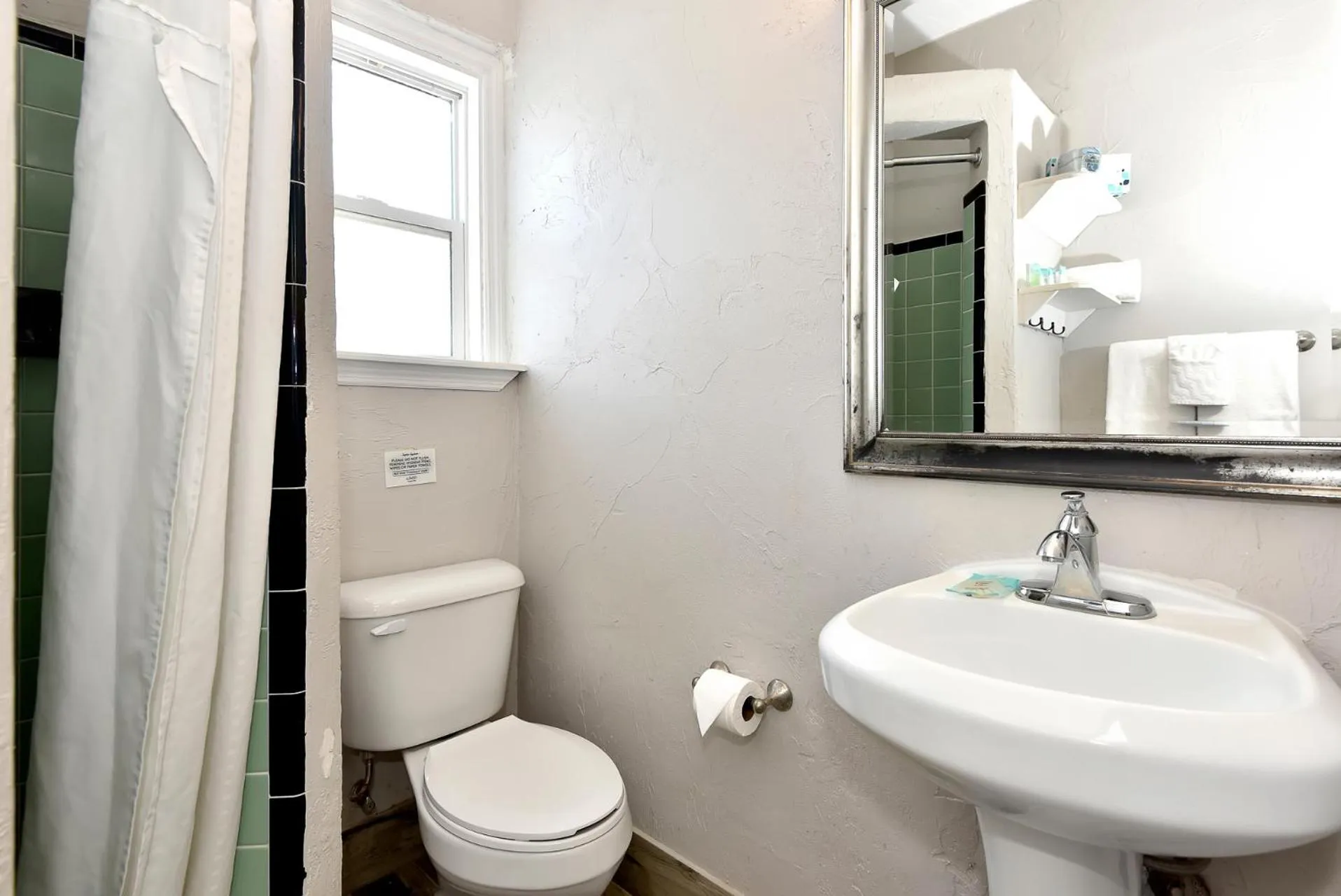 Shoreline Suites & Cabana Cottages – Beachfront