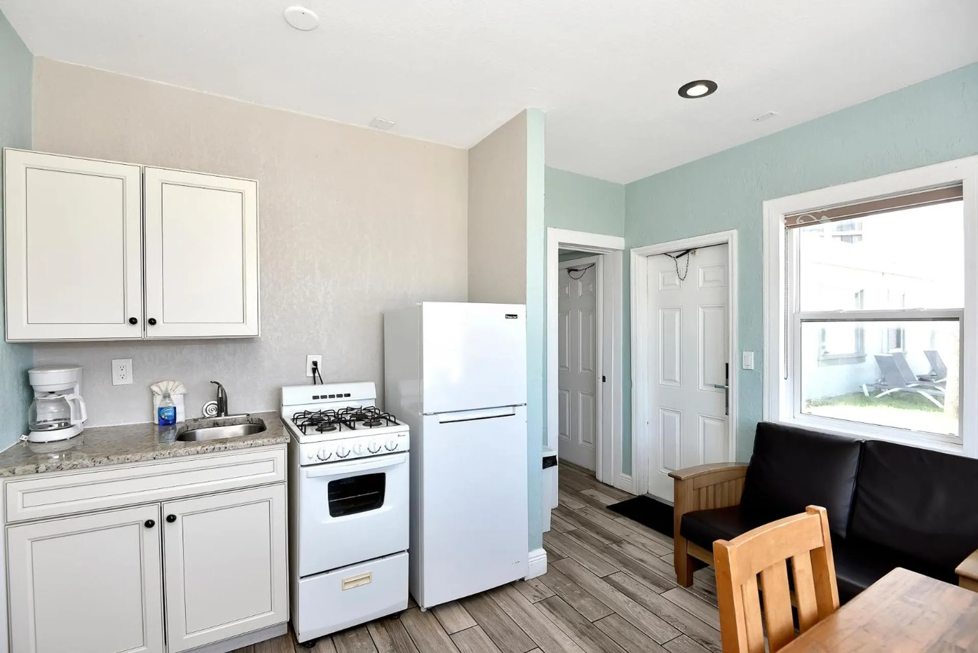 Shoreline Suites & Cabana Cottages – Beachfront