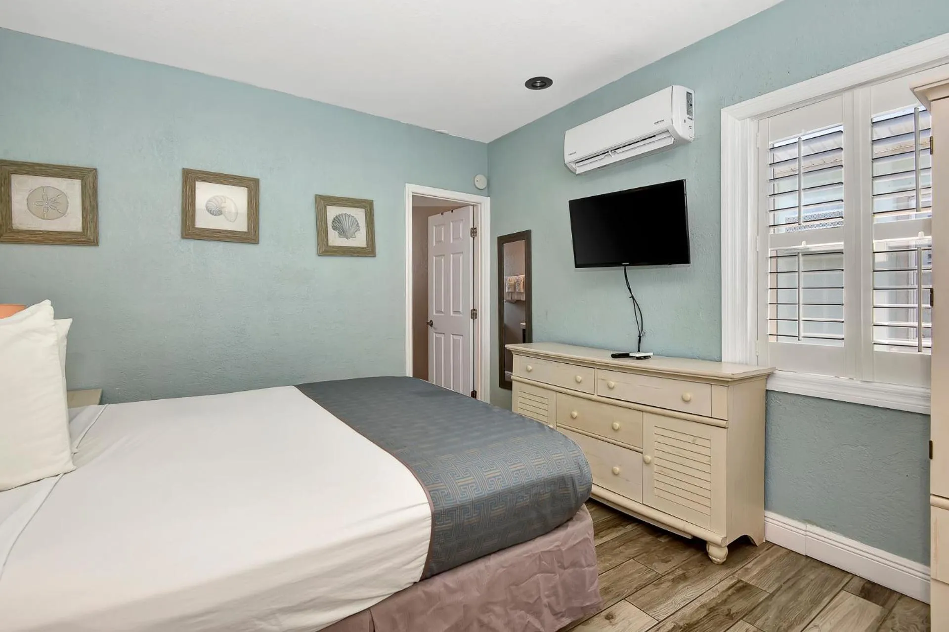 Bed in Shoreline Suites & Cabana Cottages – Beachfront