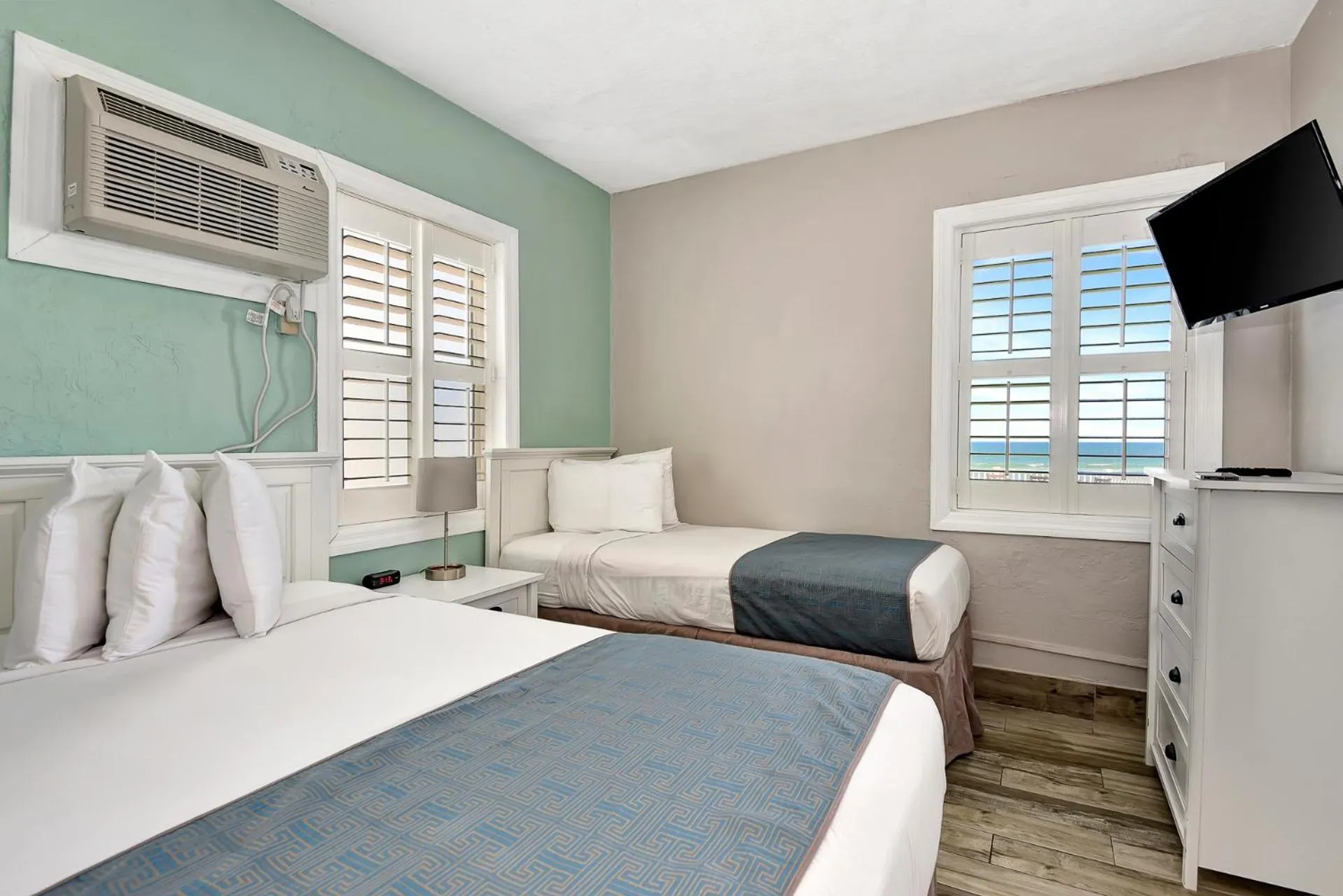 Bed in Shoreline Suites & Cabana Cottages – Beachfront