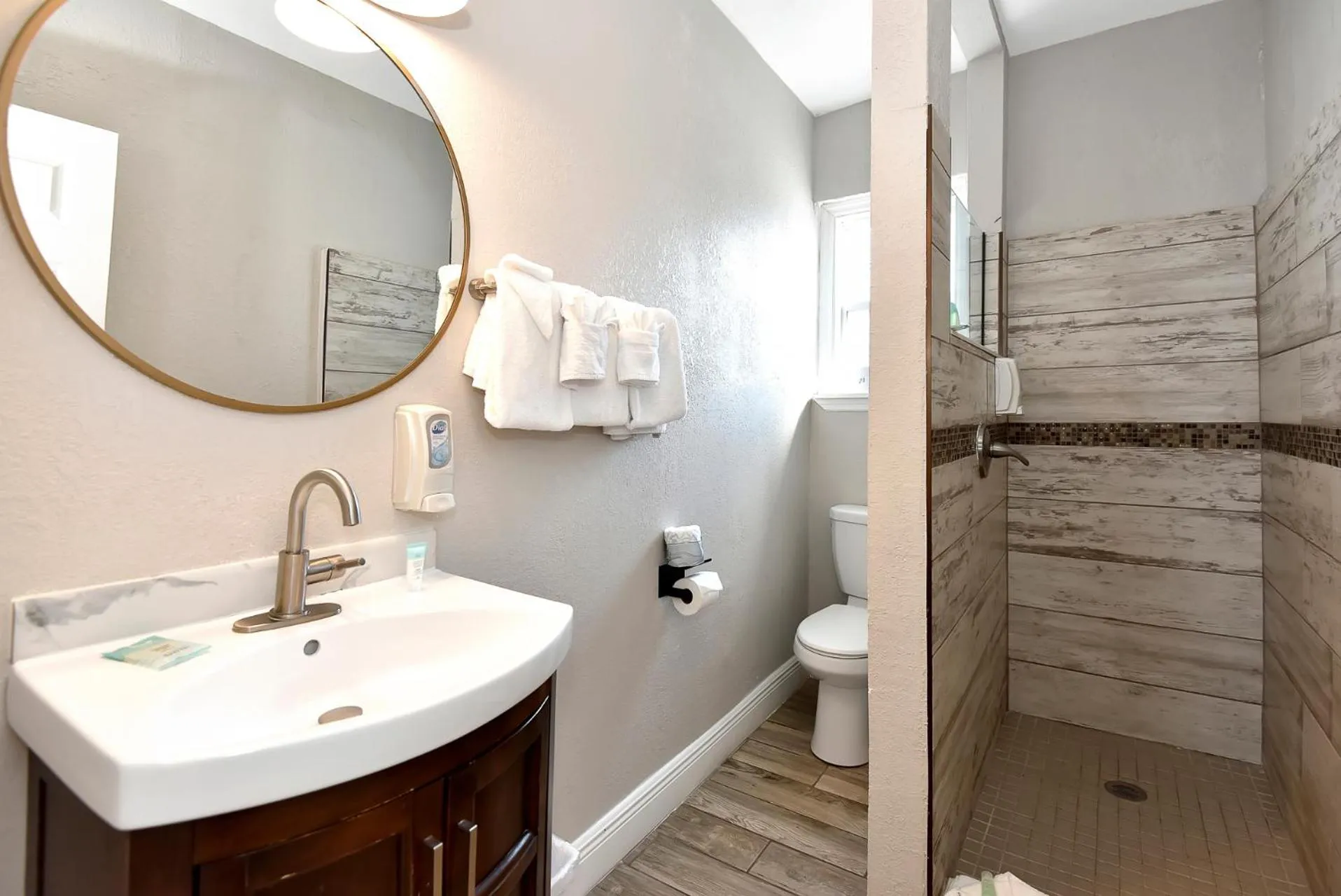 Shoreline Suites & Cabana Cottages – Beachfront