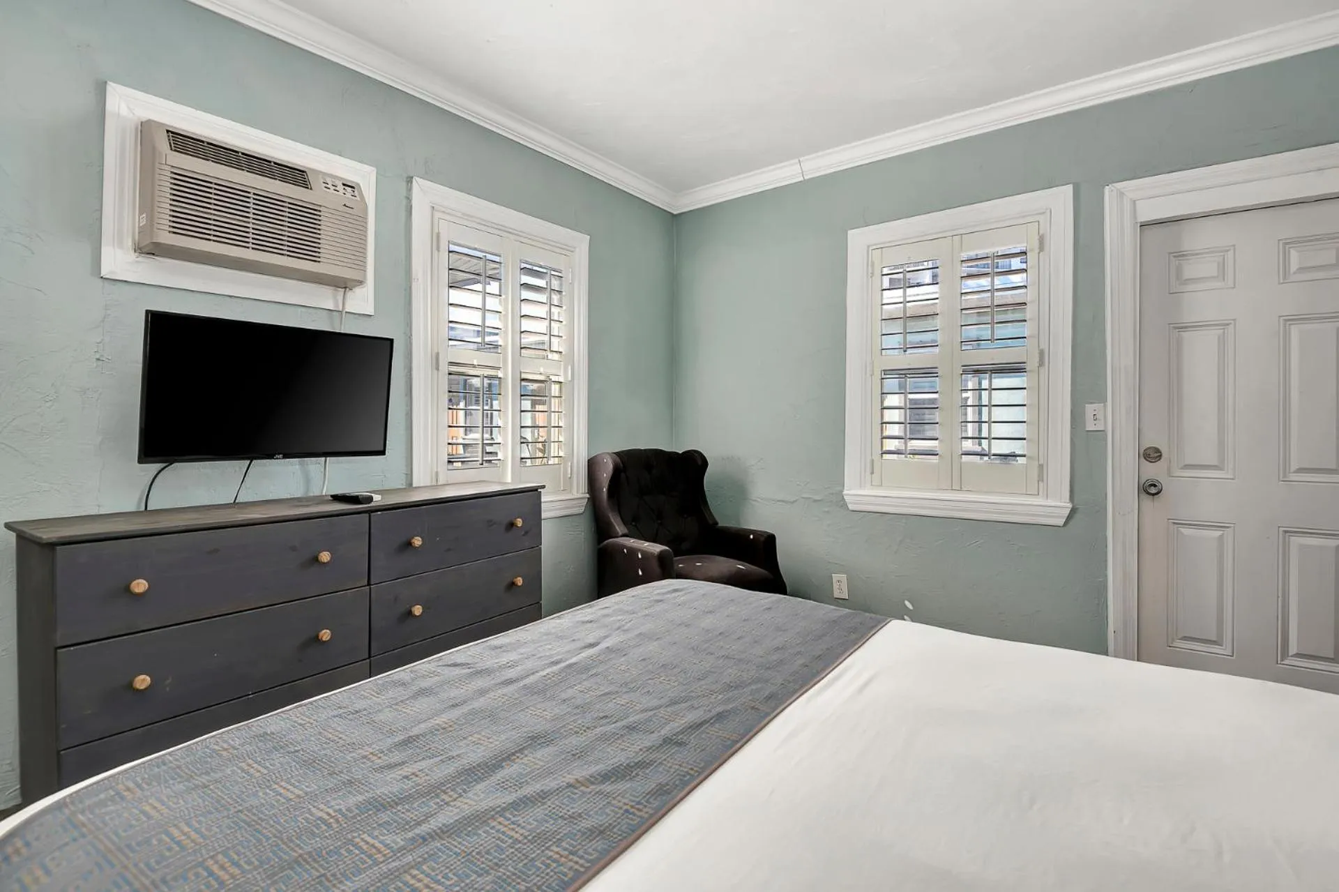 Bed in Shoreline Suites & Cabana Cottages – Beachfront