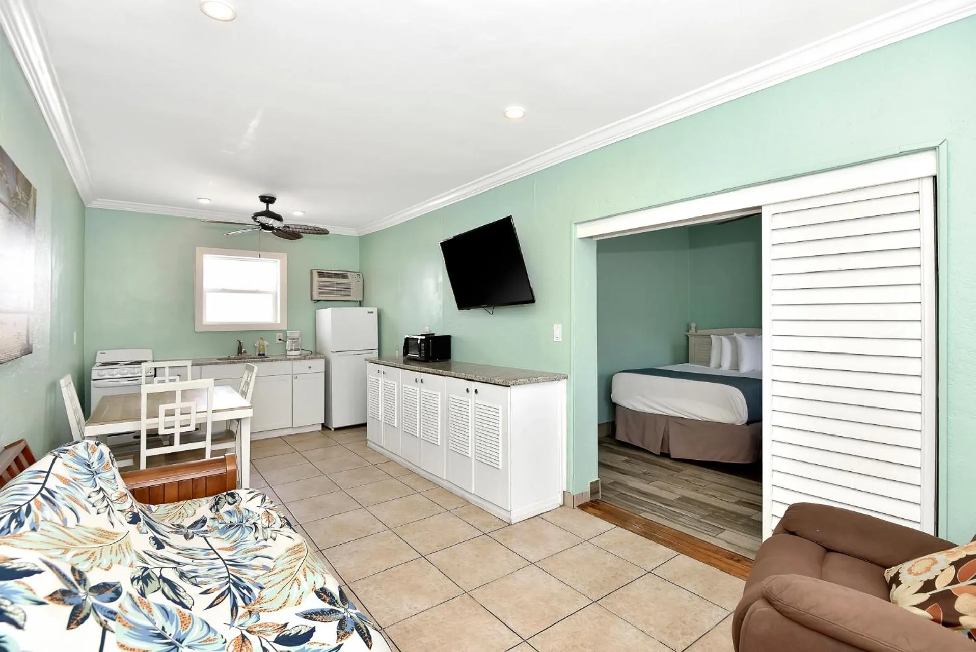 Shoreline Suites & Cabana Cottages – Beachfront