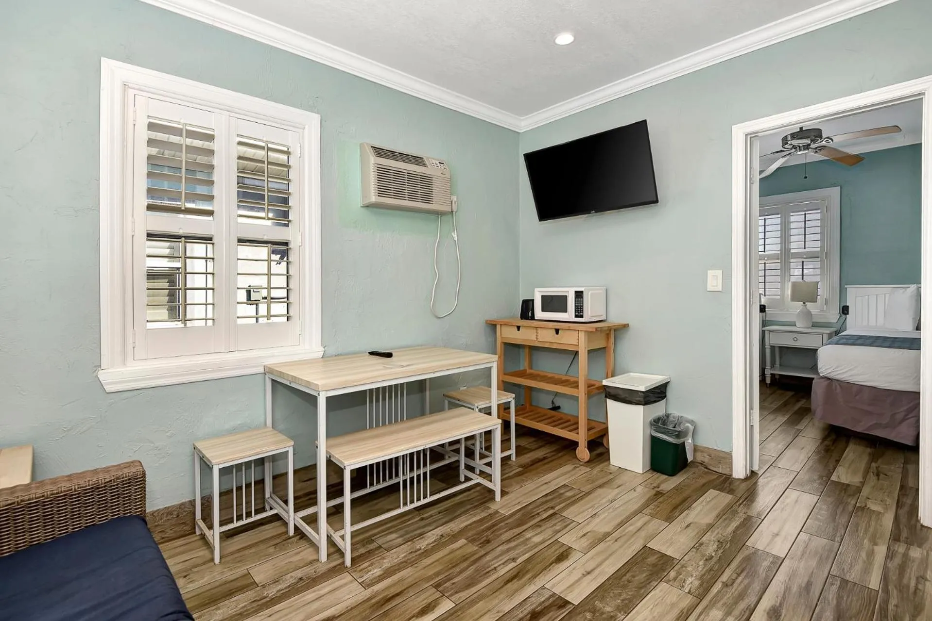 Bed in Shoreline Suites & Cabana Cottages – Beachfront