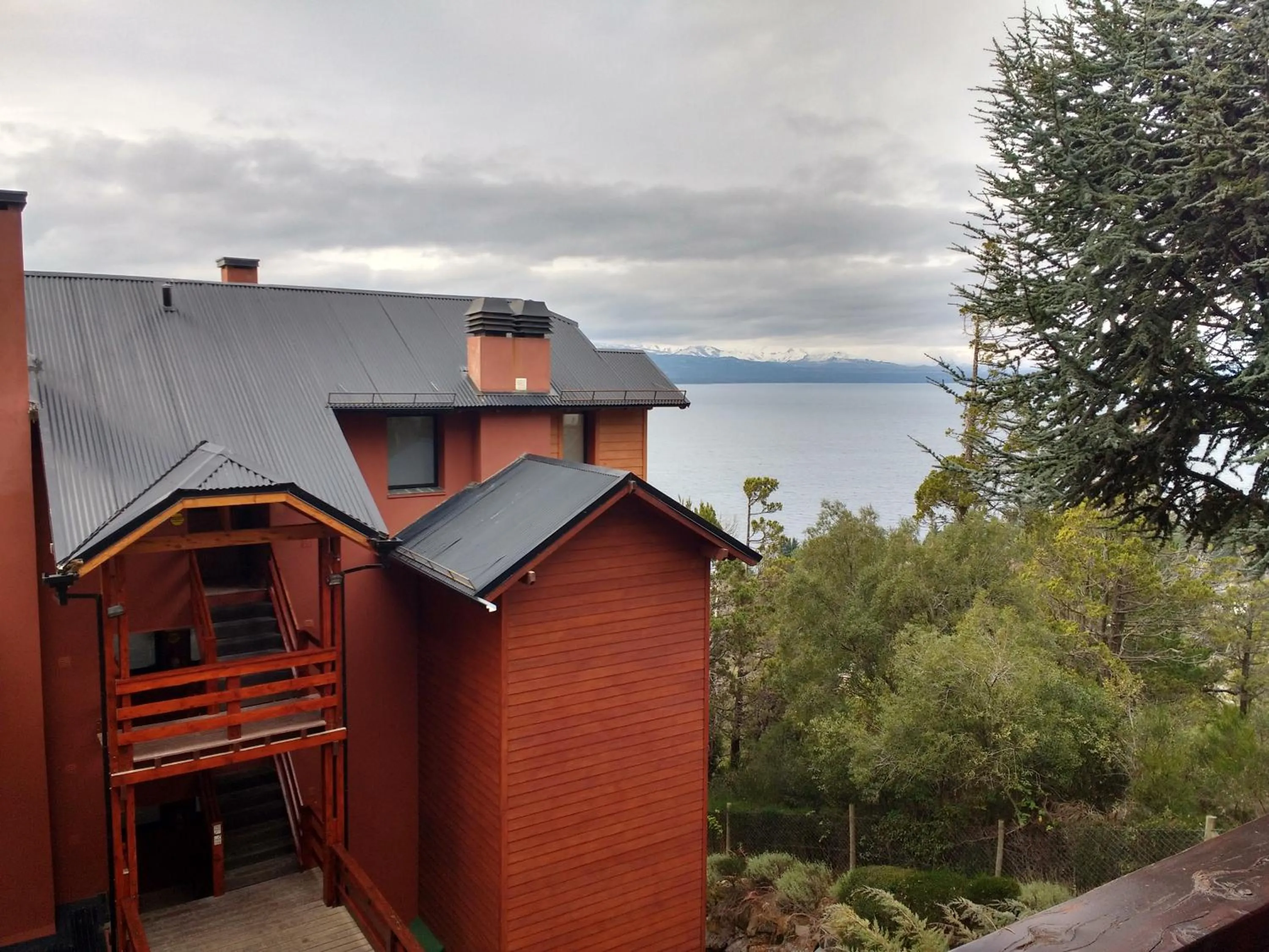 Lake view in Catalonia Sur Aparts-Spa