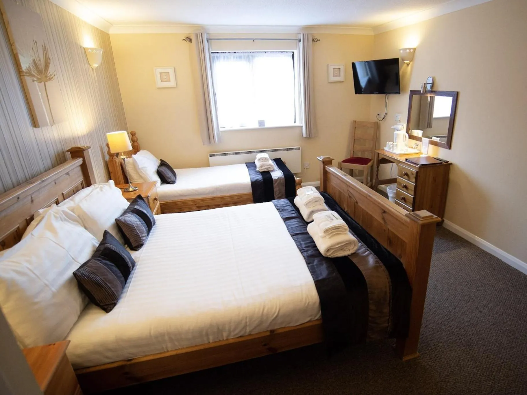 Bedroom, Bed in The Heath Inn