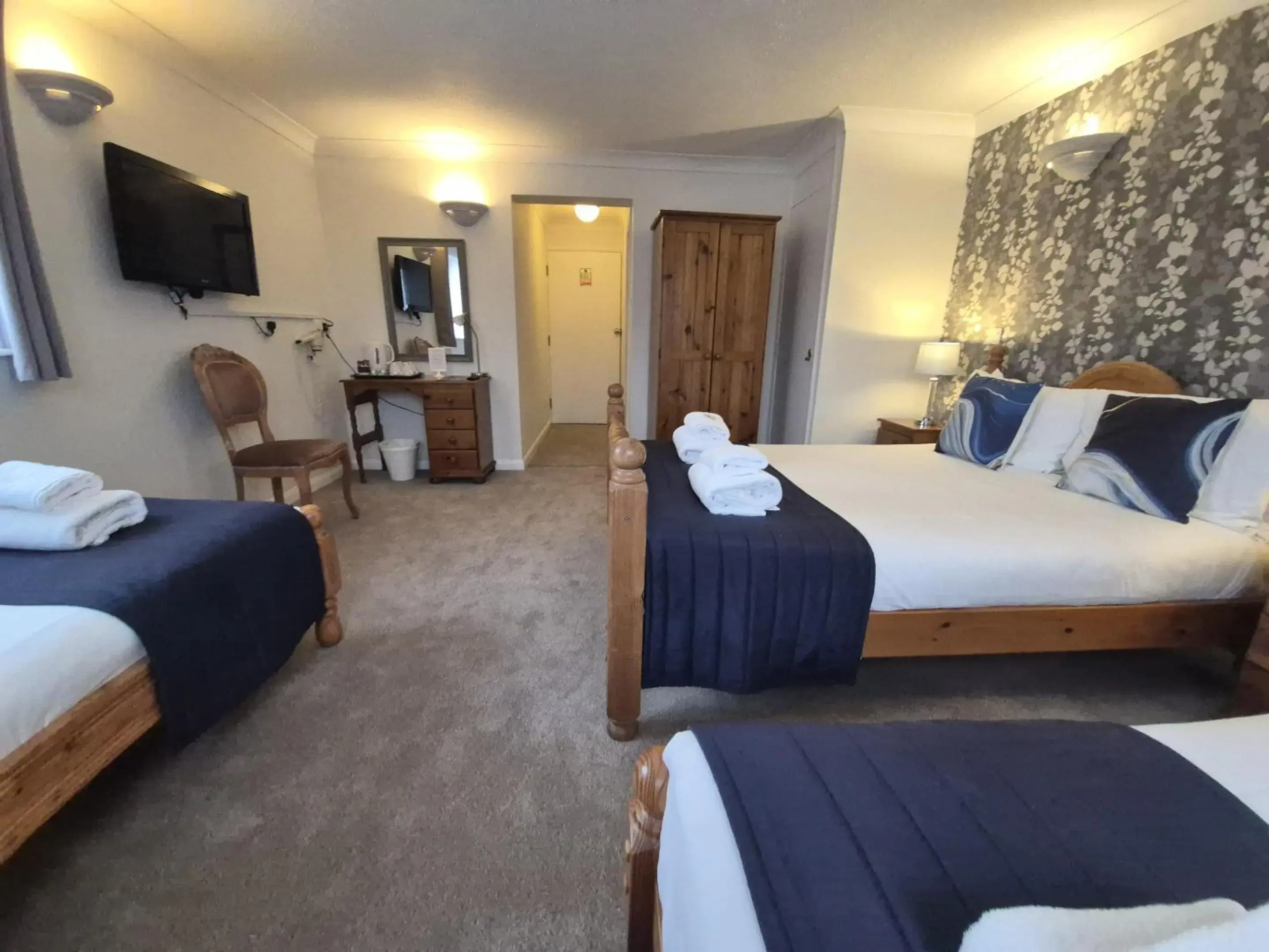 Bedroom, Bed in The Heath Inn Bedroom, Bed in The Heath Inn