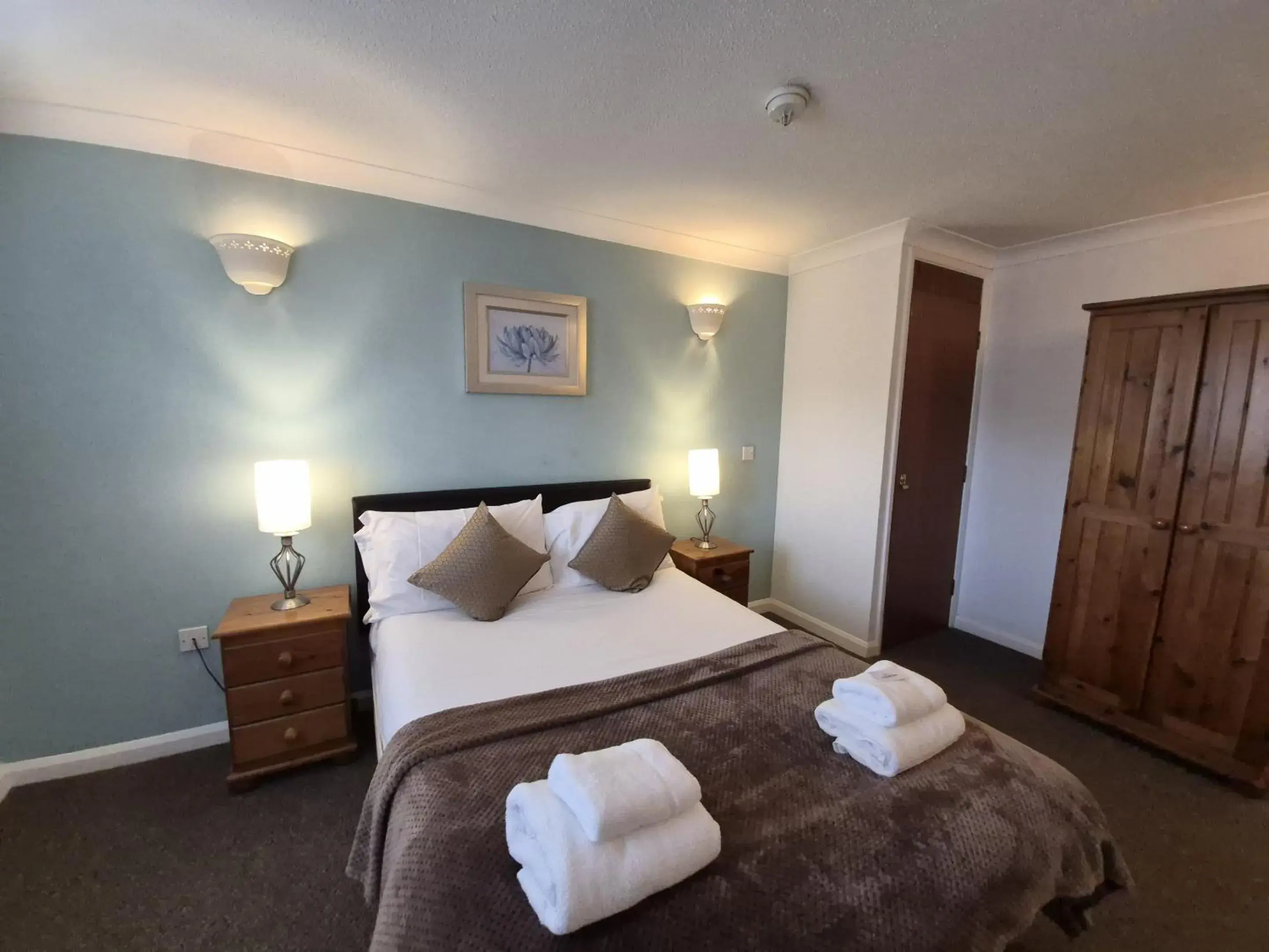 Bedroom, Bed in The Heath Inn Bedroom, Bed in The Heath Inn