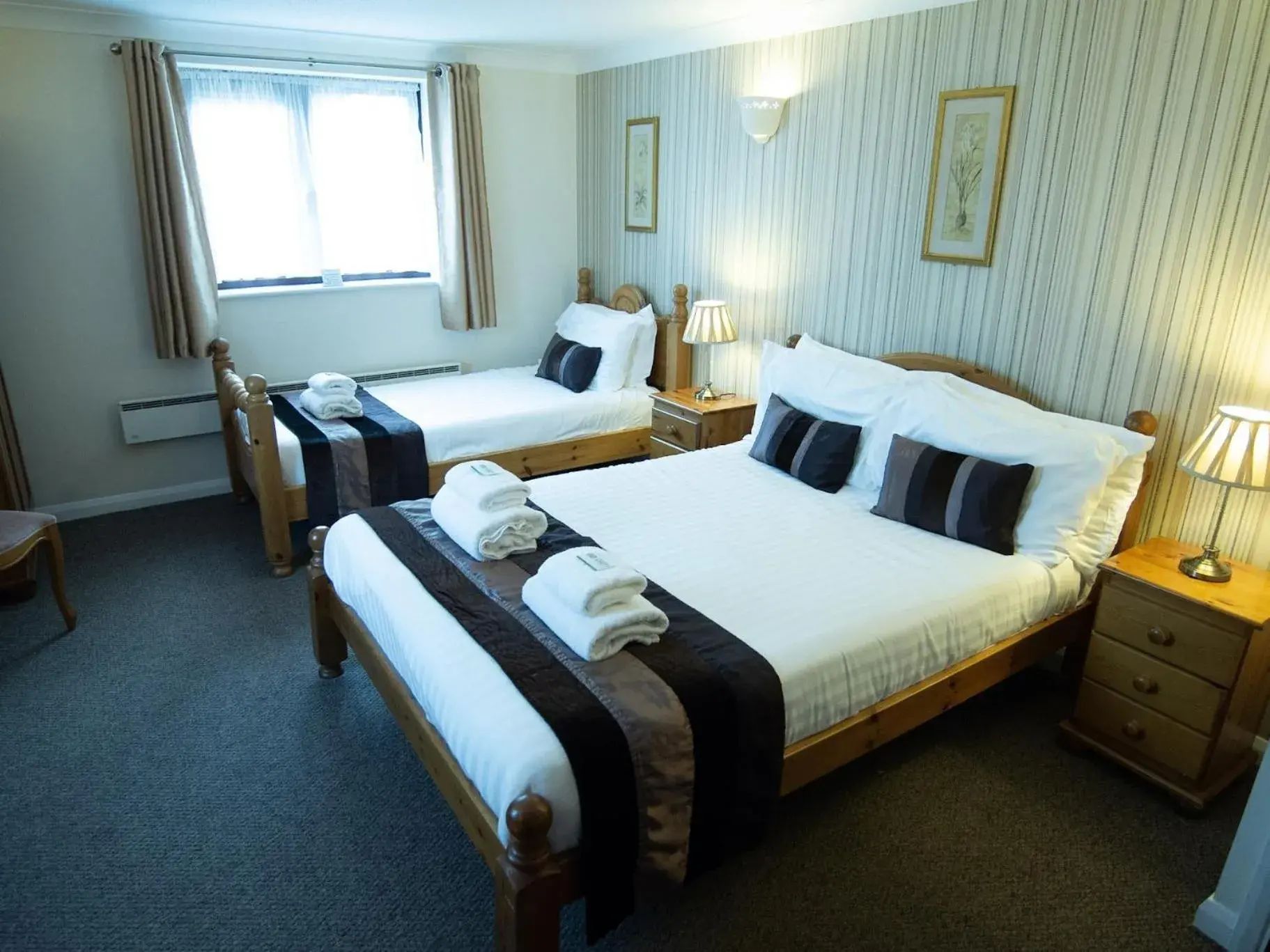 Bedroom, Bed in The Heath Inn Bedroom, Bed in The Heath Inn