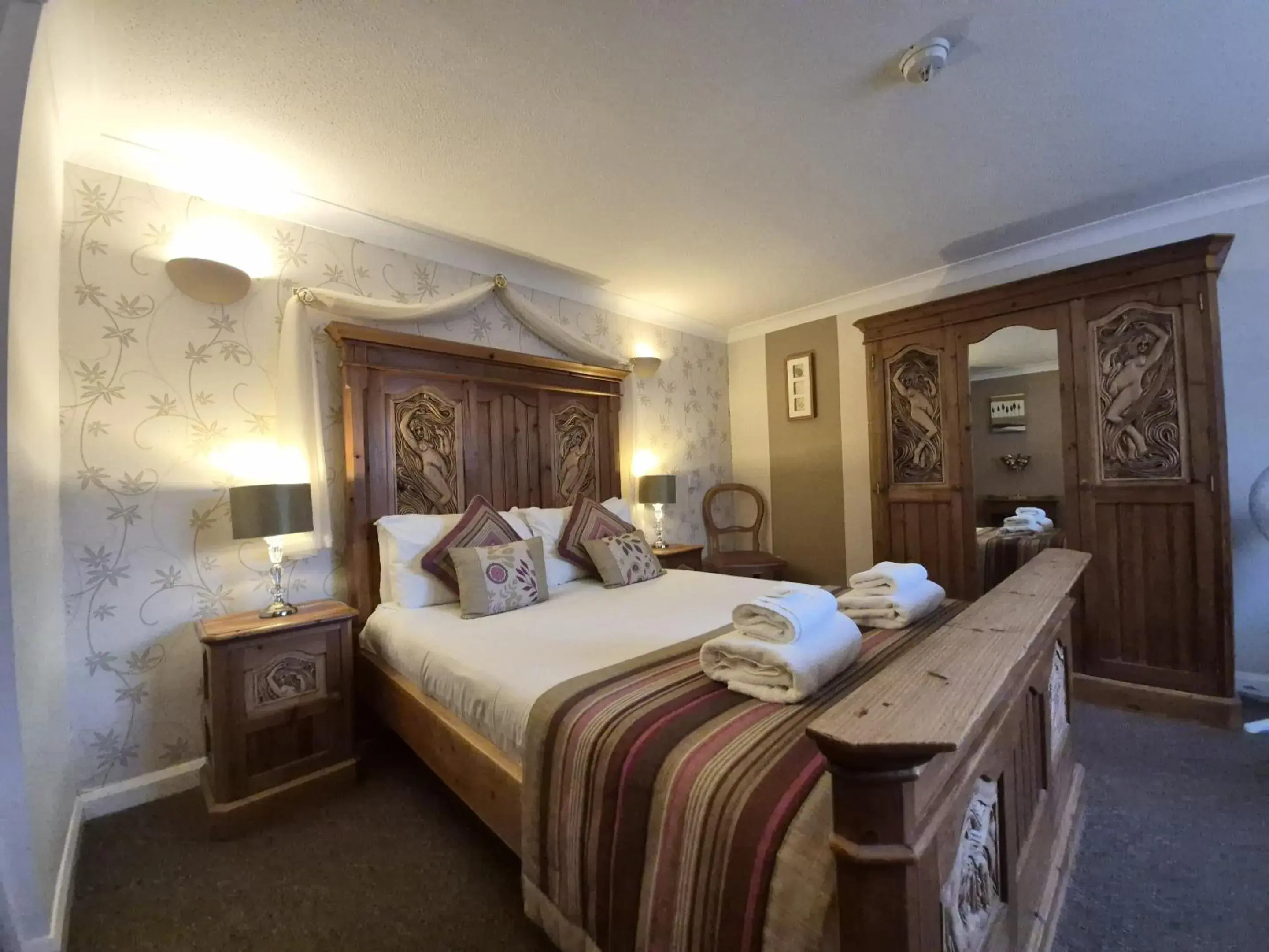 Bedroom, Bed in The Heath Inn Bedroom, Bed in The Heath Inn